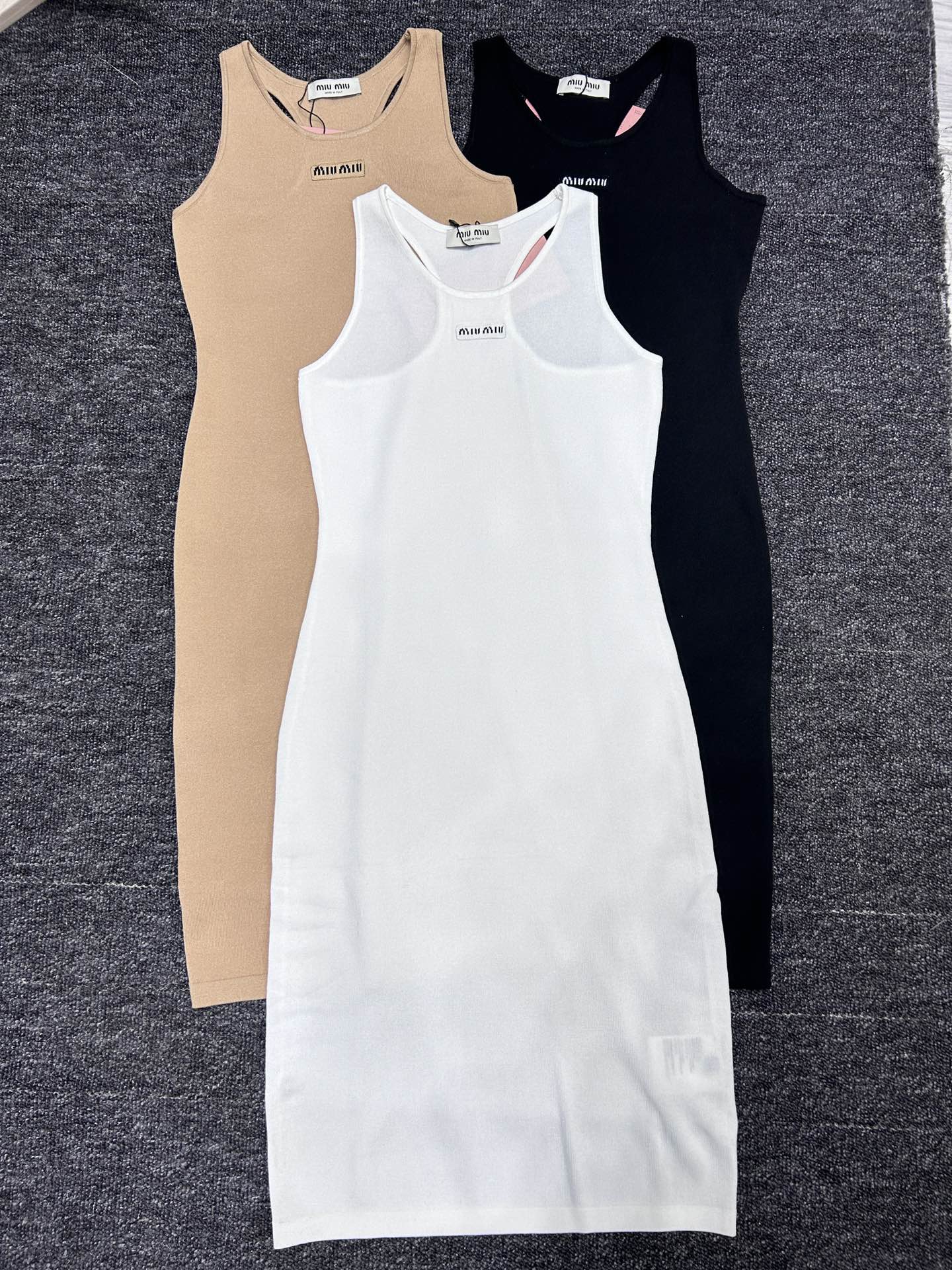 miumiu新款胸前字母徽标无袖修身针织背心连衣裙SML3色3码现货