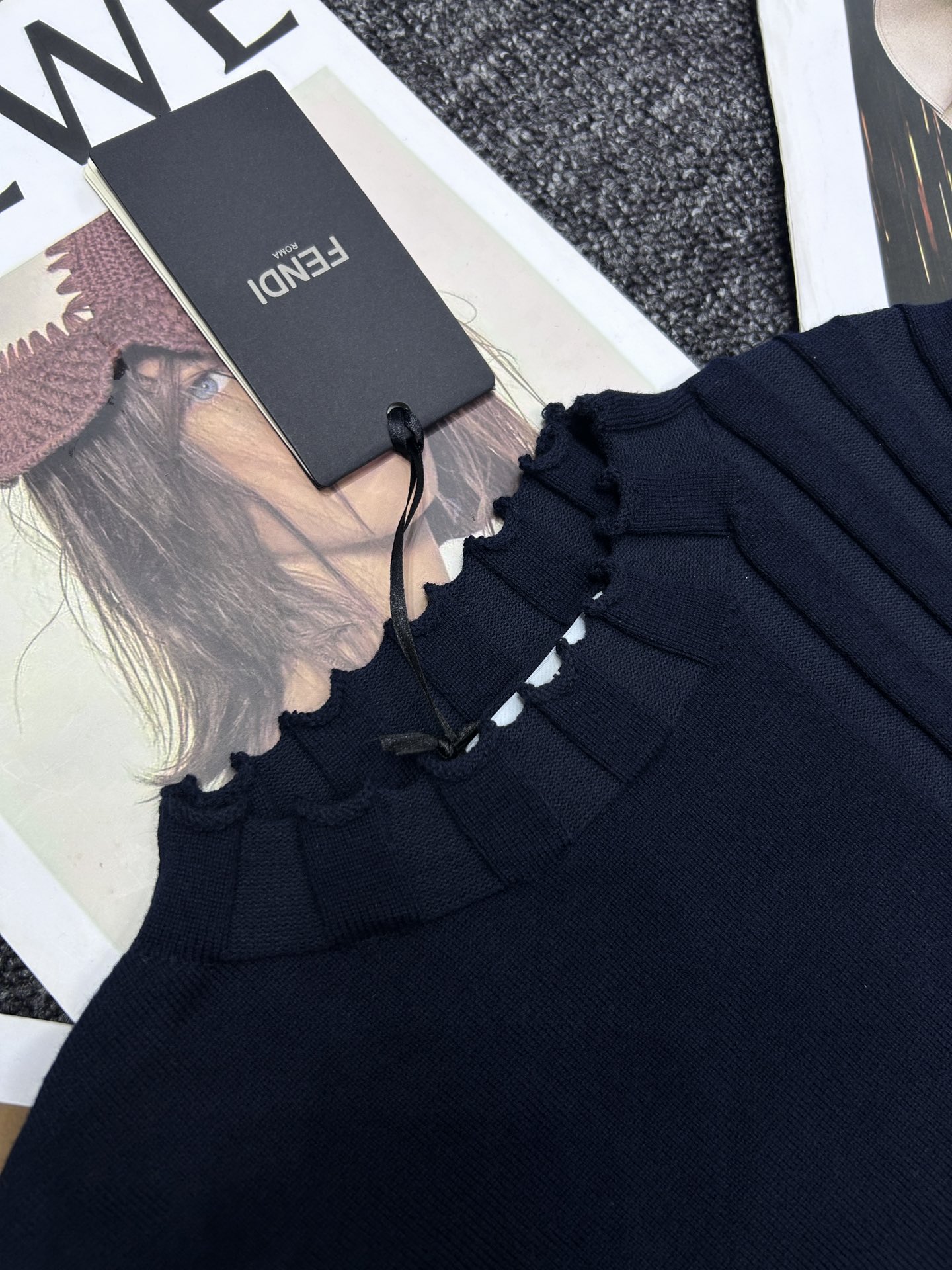 “FENDI F Original Femininity Dress: Dynamic Design for Female Charisma” - 图片 4