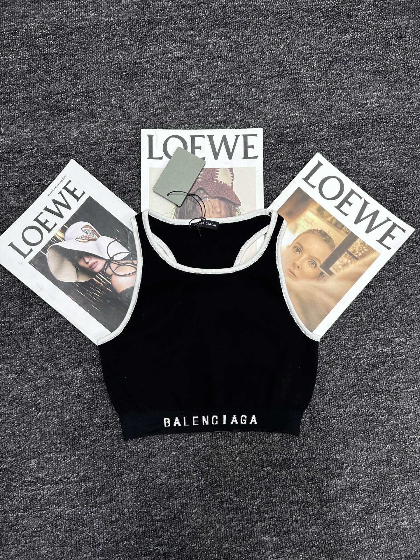 Stylish Sports Vest and T-Shirts Combo for Fashionable Women: Paris Family Edition. - 图片 2