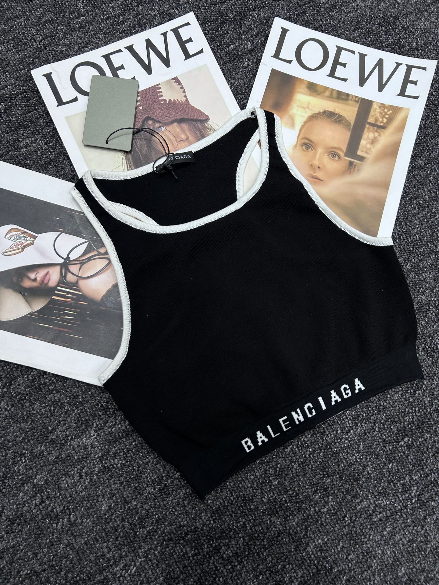 Stylish Sports Vest and T-Shirts Combo for Fashionable Women: Paris Family Edition. - 图片 3