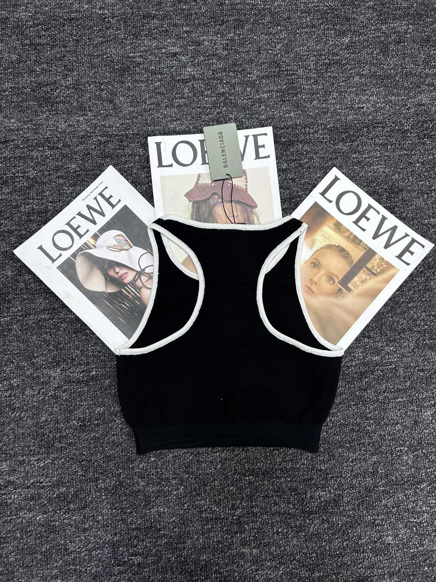 Stylish Sports Vest and T-Shirts Combo for Fashionable Women: Paris Family Edition. - 图片 7