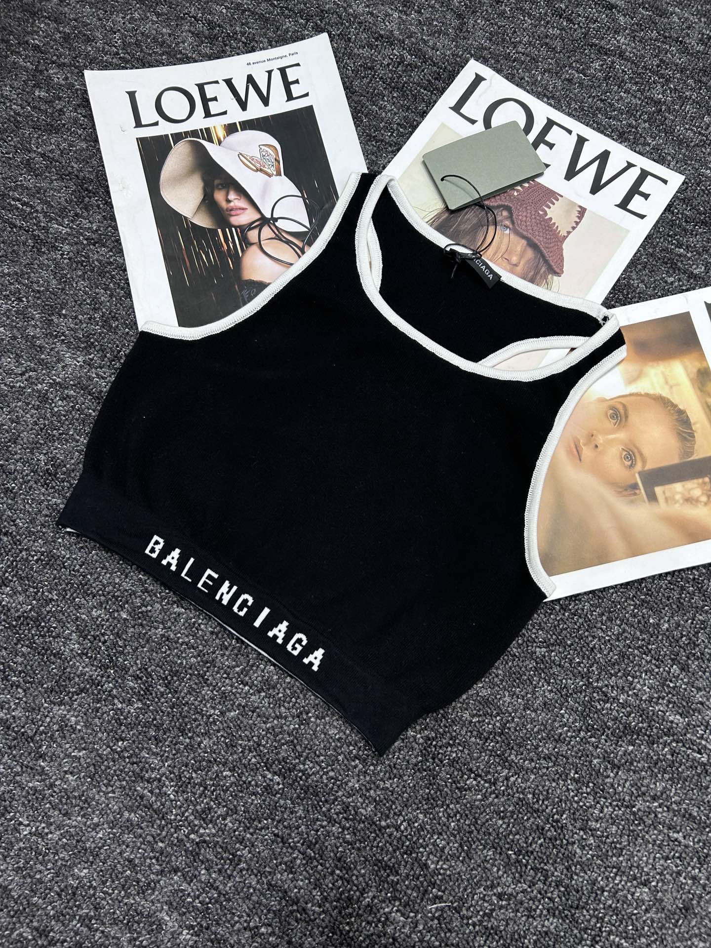 Stylish Sports Vest and T-Shirts Combo for Fashionable Women: Paris Family Edition. - 图片 4