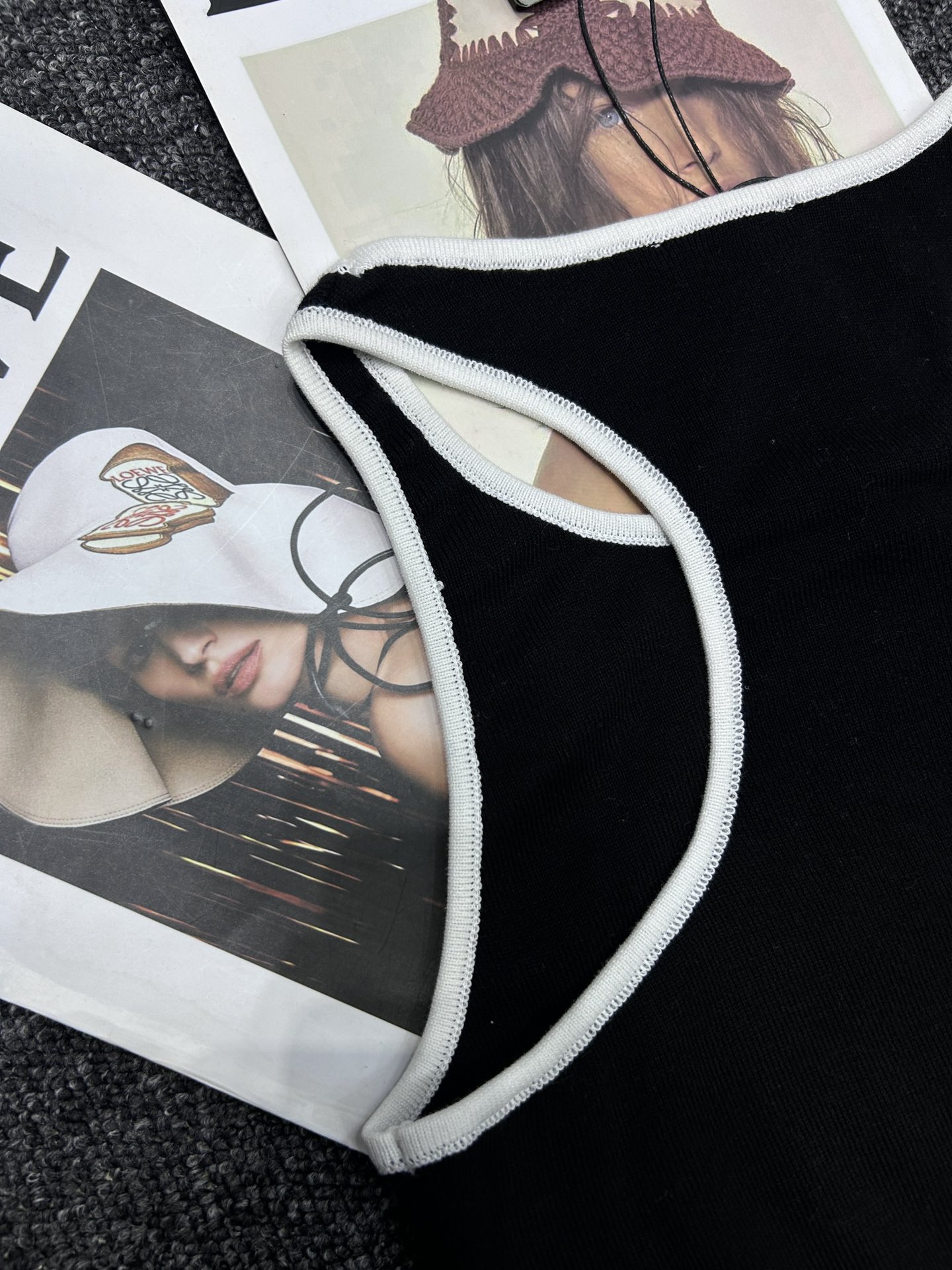 Stylish Sports Vest and T-Shirts Combo for Fashionable Women: Paris Family Edition. - 图片 8