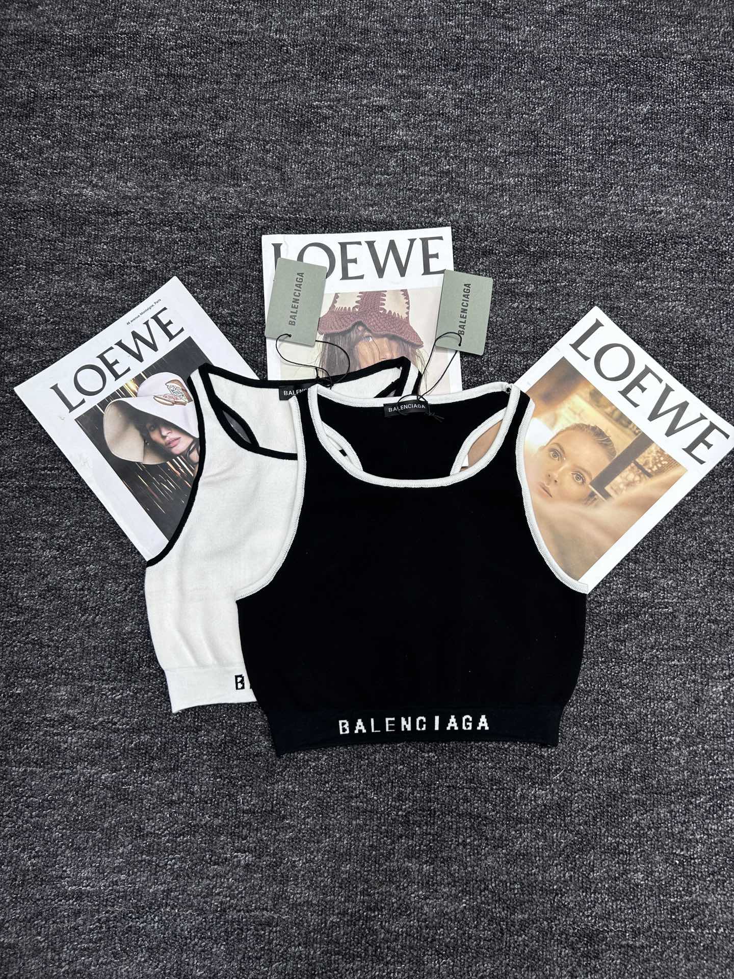 Stylish Sports Vest and T-Shirts Combo for Fashionable Women: Paris Family Edition. - 图片 1