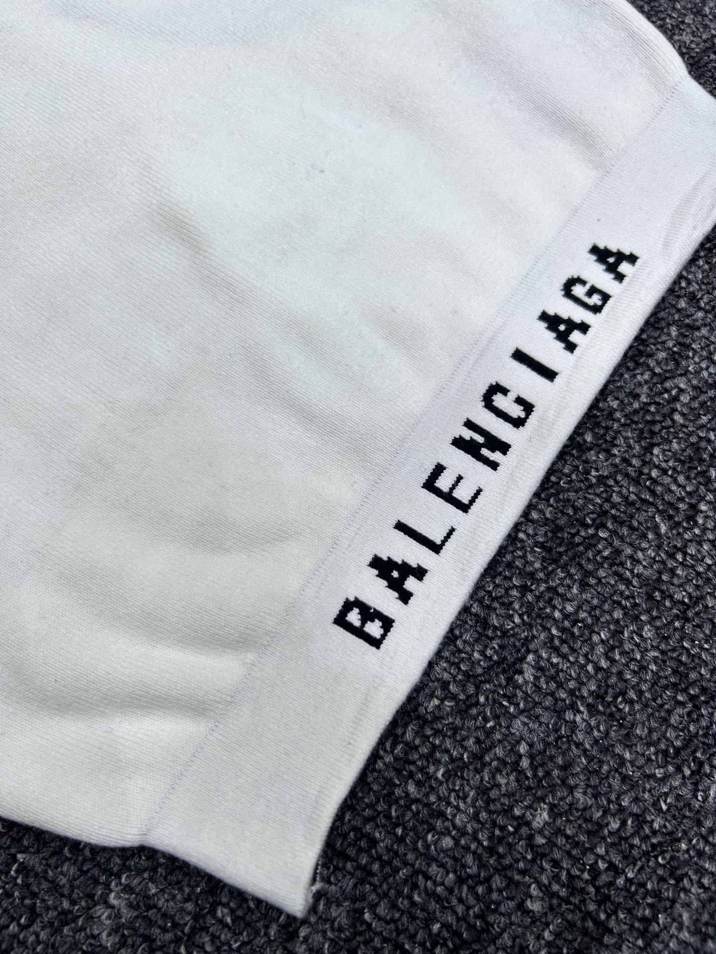 Stylish Sports Vest with Parisian Letters for Bad-Ass Girls: Fashionable and Functional Combination - 图片 6