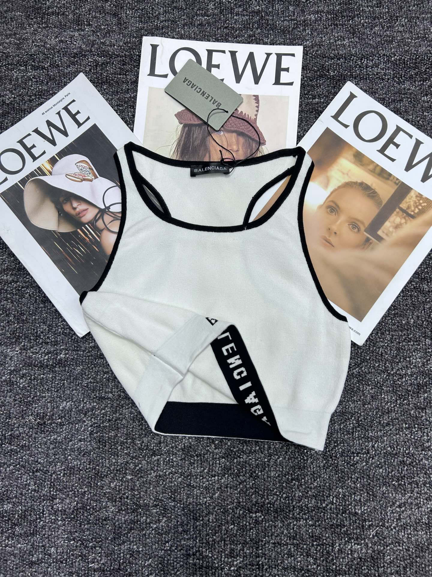 Stylish Sports Vest with Parisian Letters for Bad-Ass Girls: Fashionable and Functional Combination - 图片 7