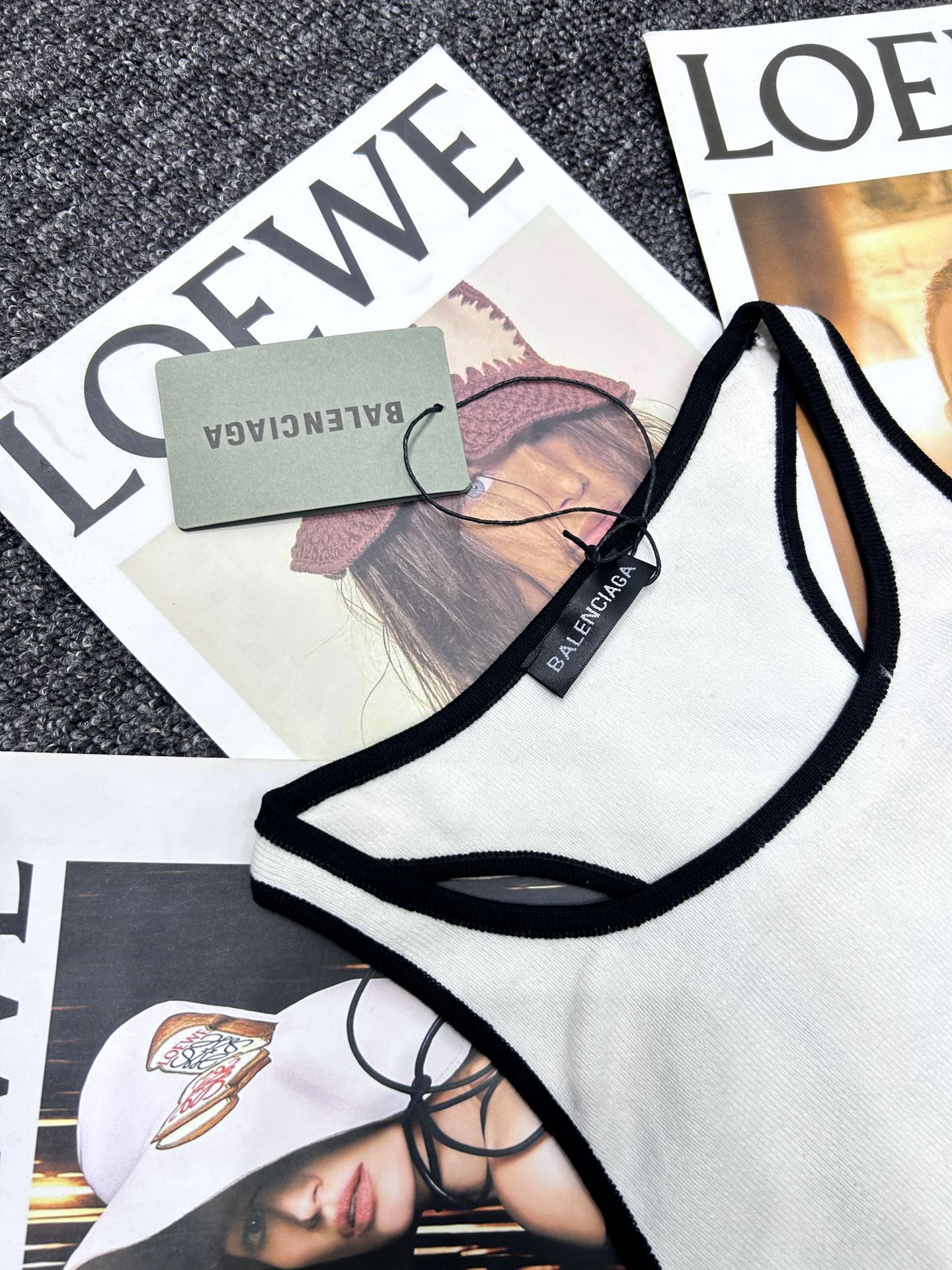 Stylish Sports Vest with Parisian Letters for Bad-Ass Girls: Fashionable and Functional Combination - 图片 5