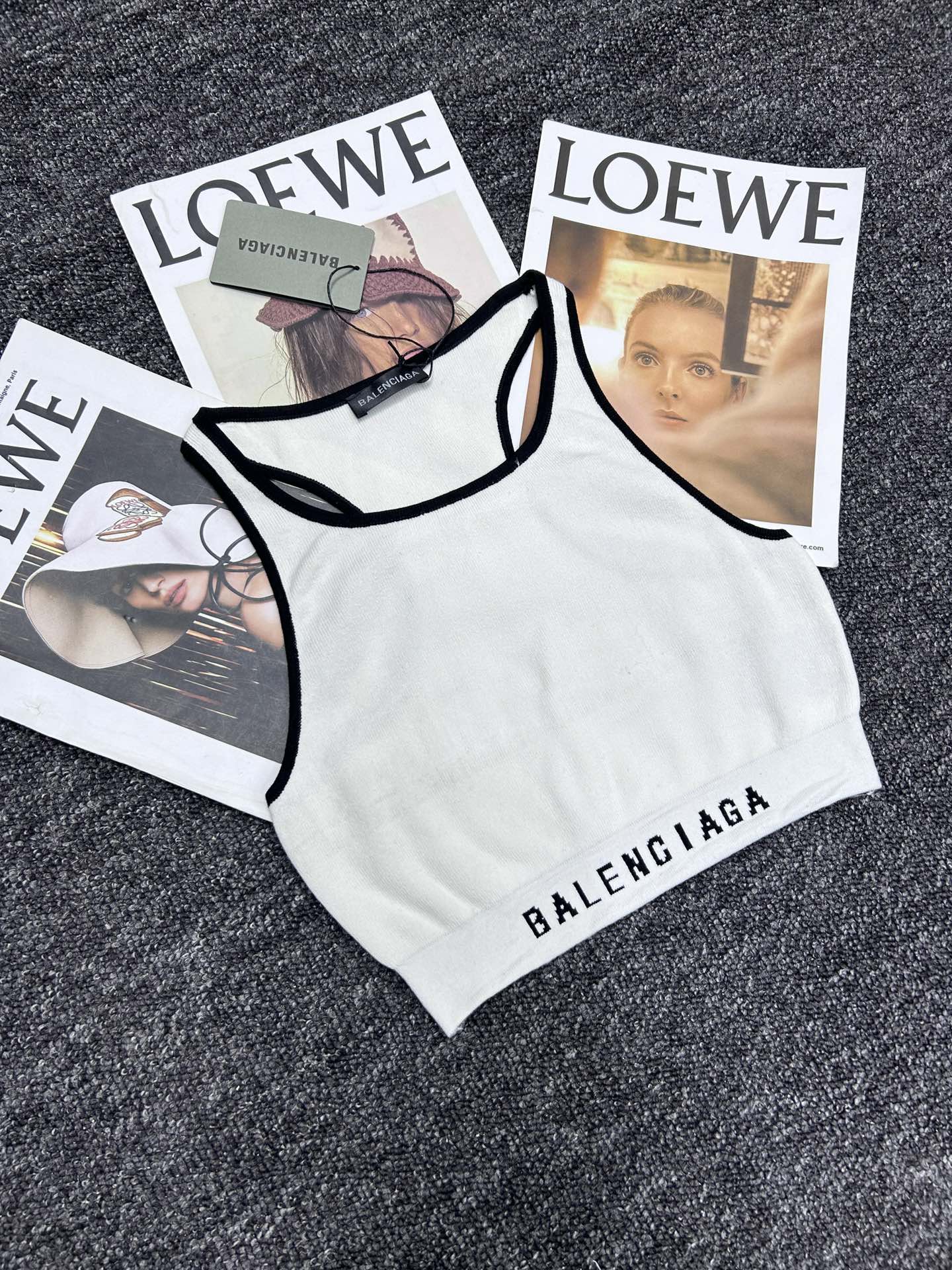 Stylish Sports Vest with Parisian Letters for Bad-Ass Girls: Fashionable and Functional Combination - 图片 3