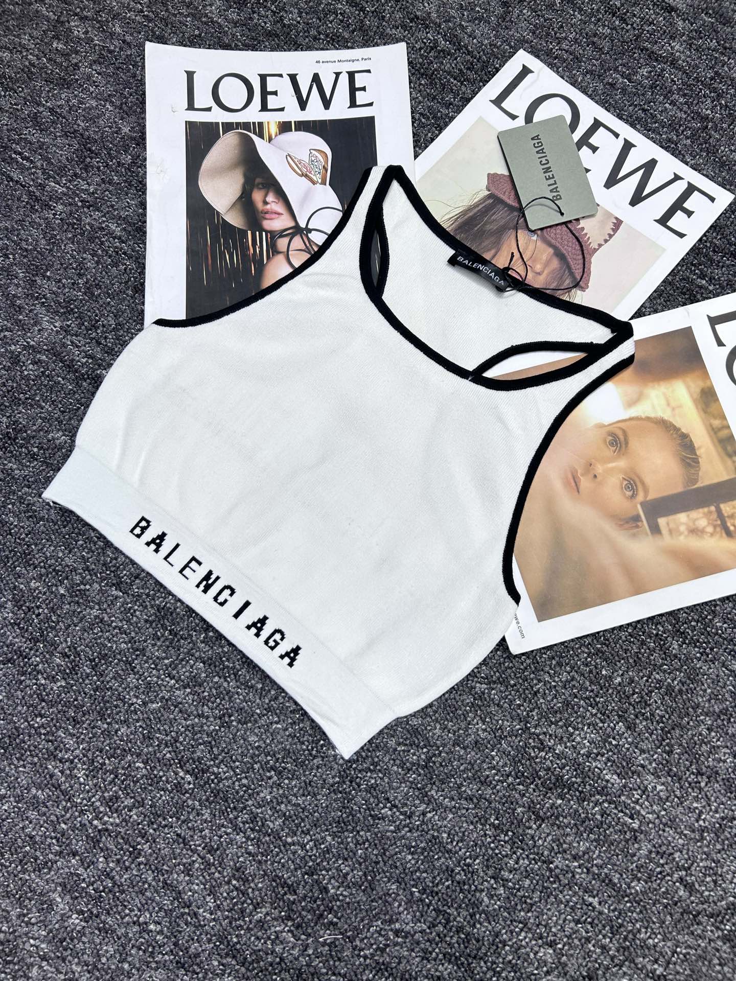 Stylish Sports Vest with Parisian Letters for Bad-Ass Girls: Fashionable and Functional Combination - 图片 4