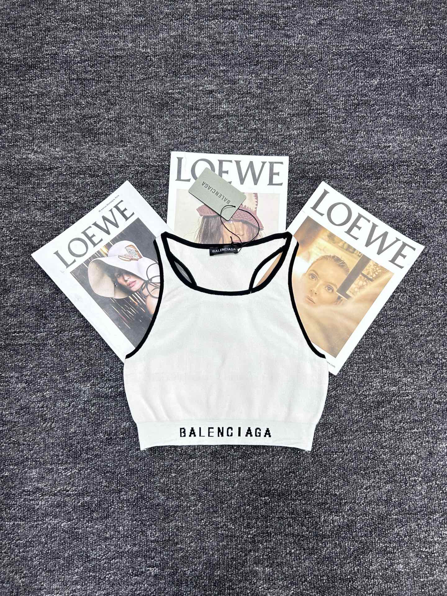 Stylish Sports Vest with Parisian Letters for Bad-Ass Girls: Fashionable and Functional Combination - 图片 2