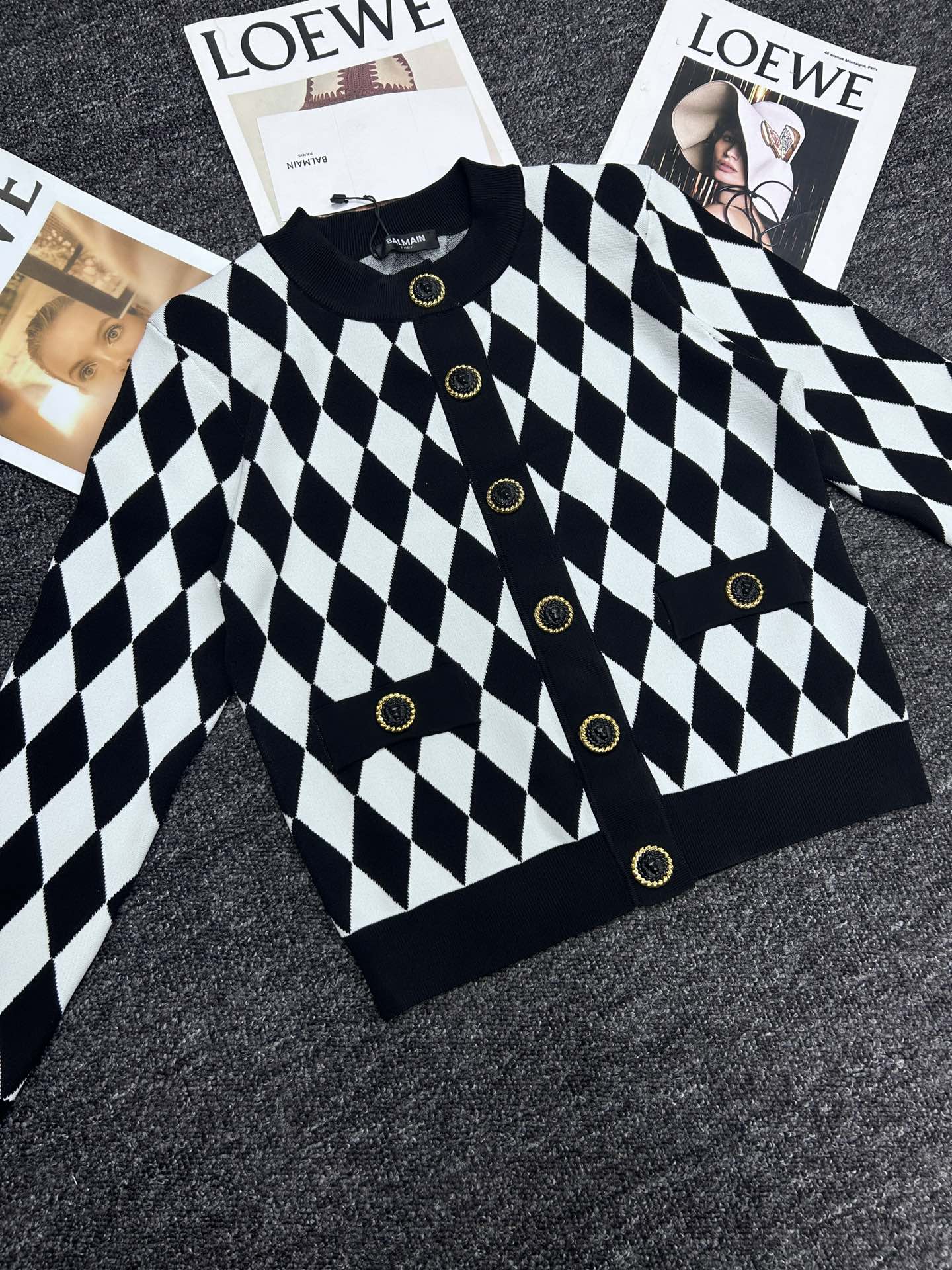 Fashionable One-Size-Fits-All Dress with BALMAIN Black Beringer Shirt – Elegant and Attractive Design - 图片 2