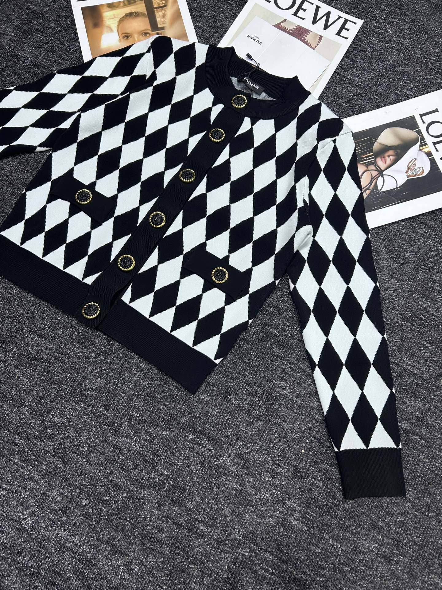 Fashionable One-Size-Fits-All Dress with BALMAIN Black Beringer Shirt – Elegant and Attractive Design - 图片 3