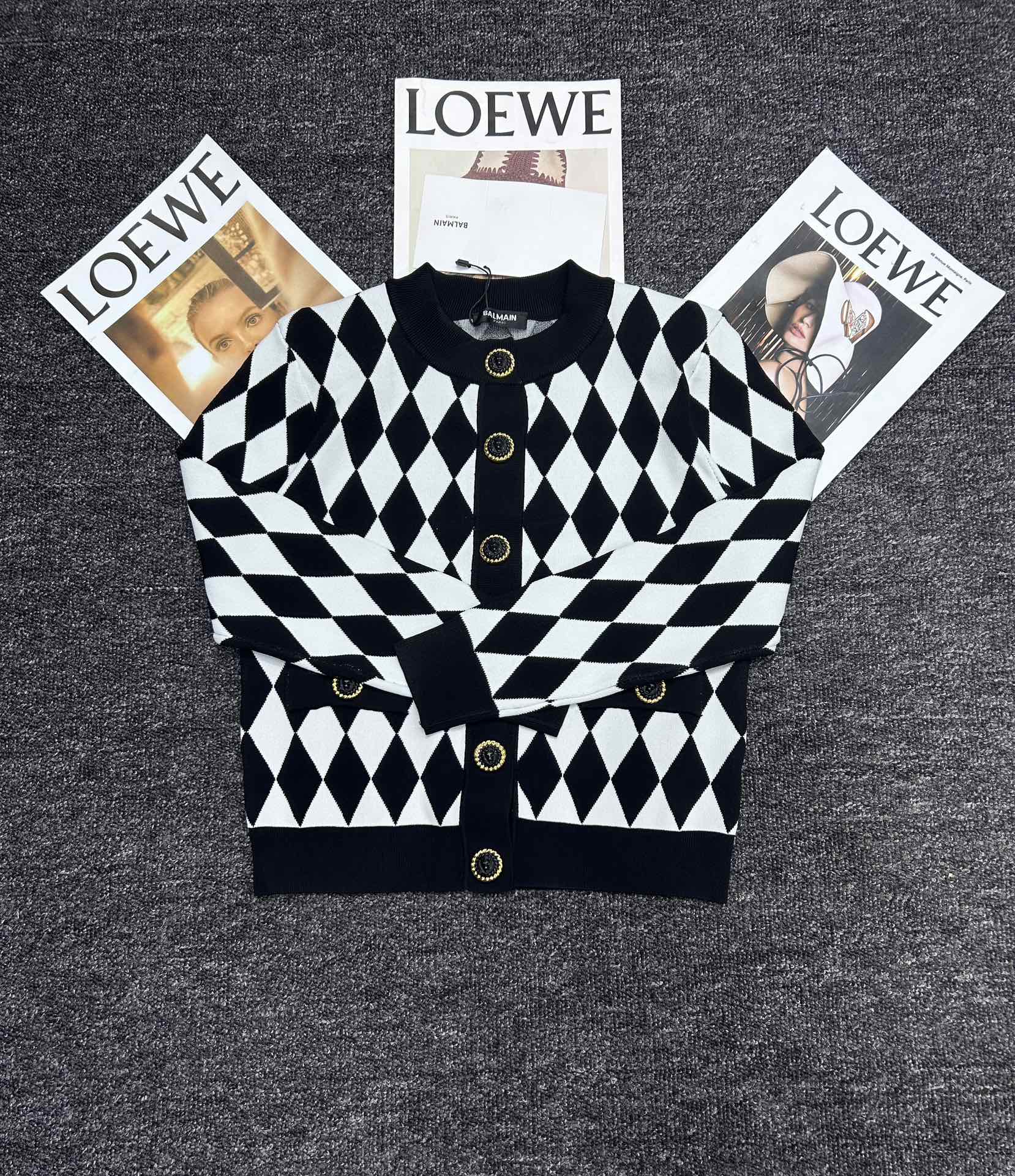 Fashionable One-Size-Fits-All Dress with BALMAIN Black Beringer Shirt – Elegant and Attractive Design - 图片 7