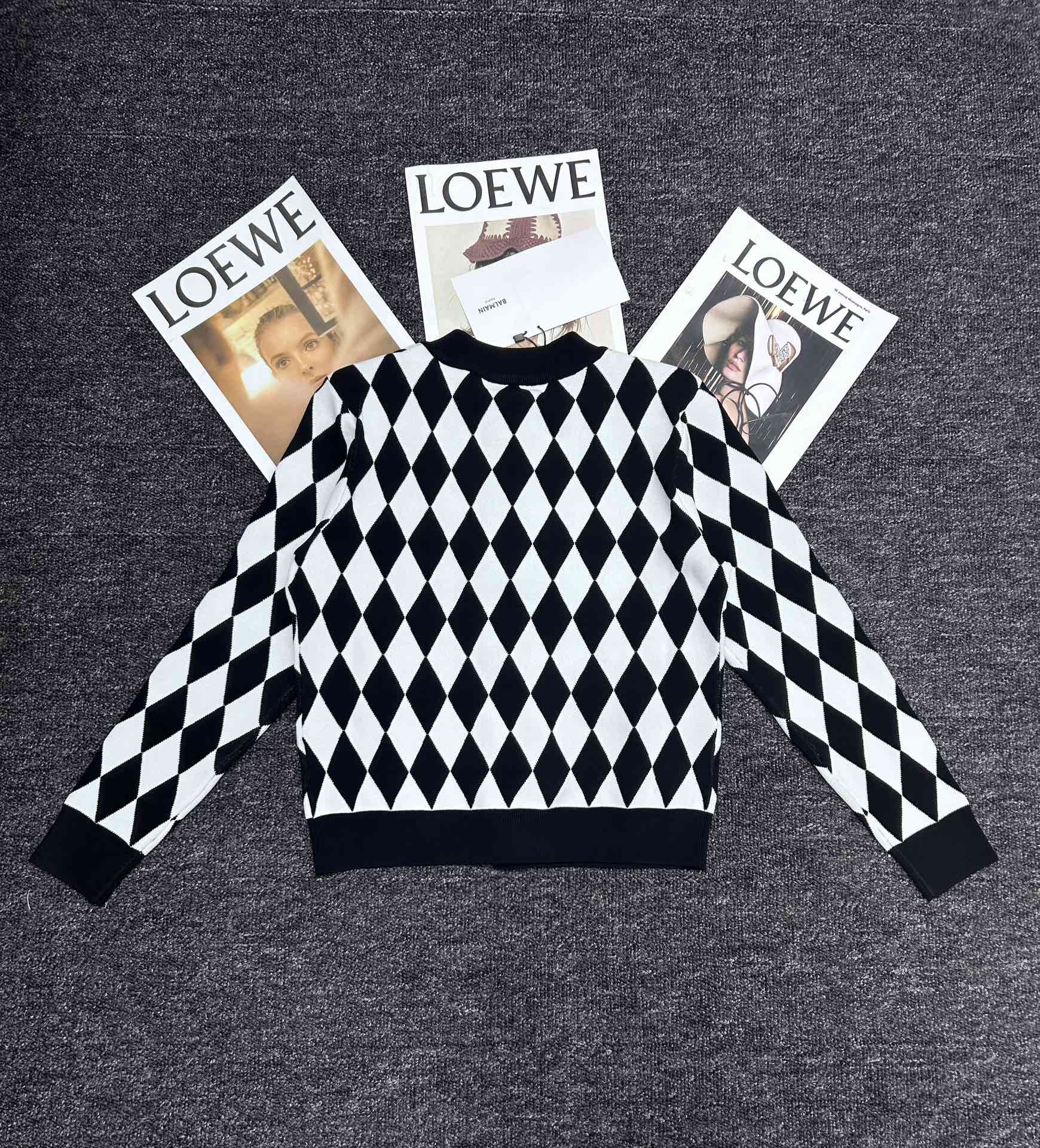 Fashionable One-Size-Fits-All Dress with BALMAIN Black Beringer Shirt – Elegant and Attractive Design - 图片 8