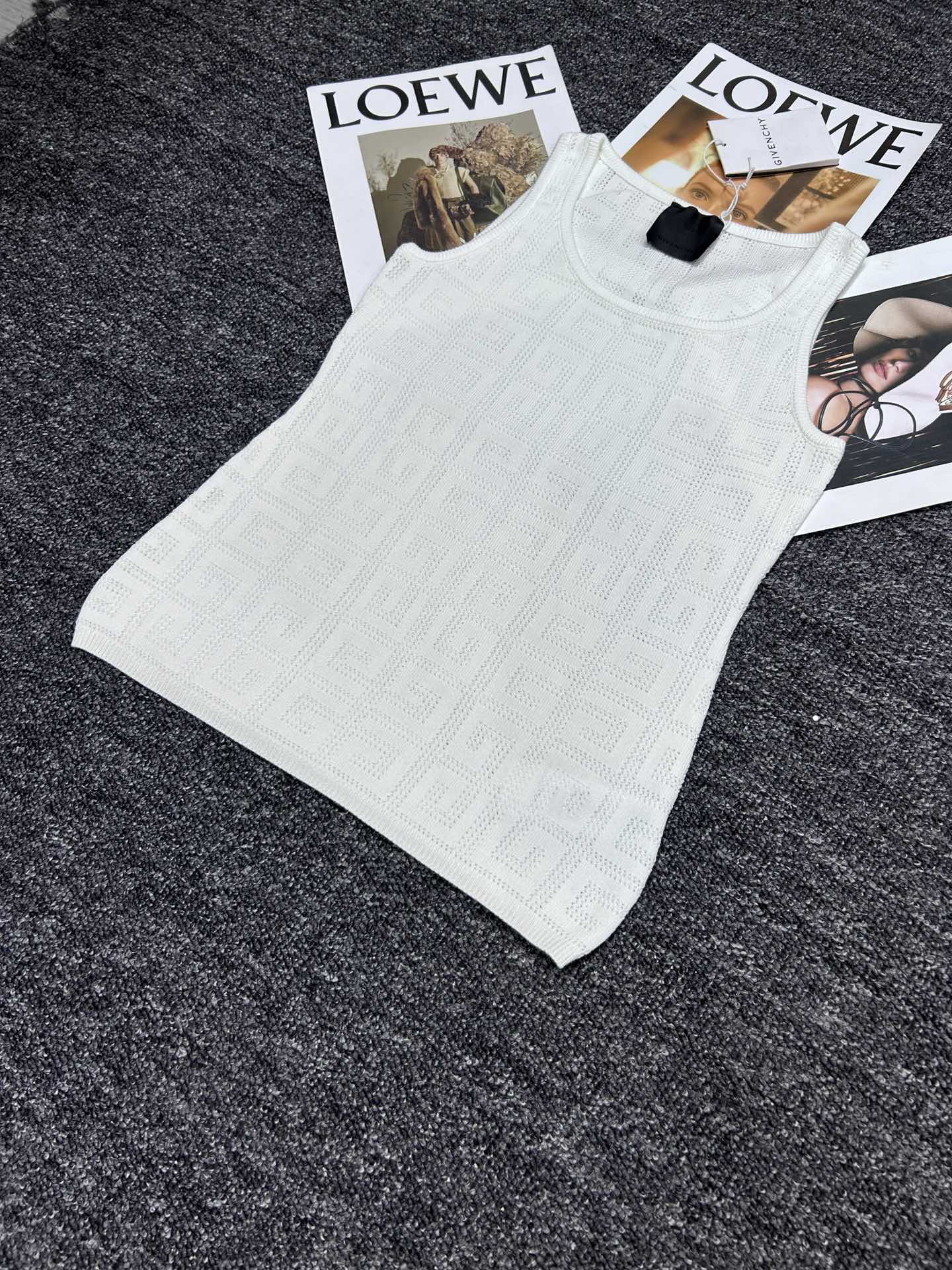 Elegant Fashion: Original Scavenging Female Suit with GIVENCHY and Vanhish Emptiness Vest - 图片 4