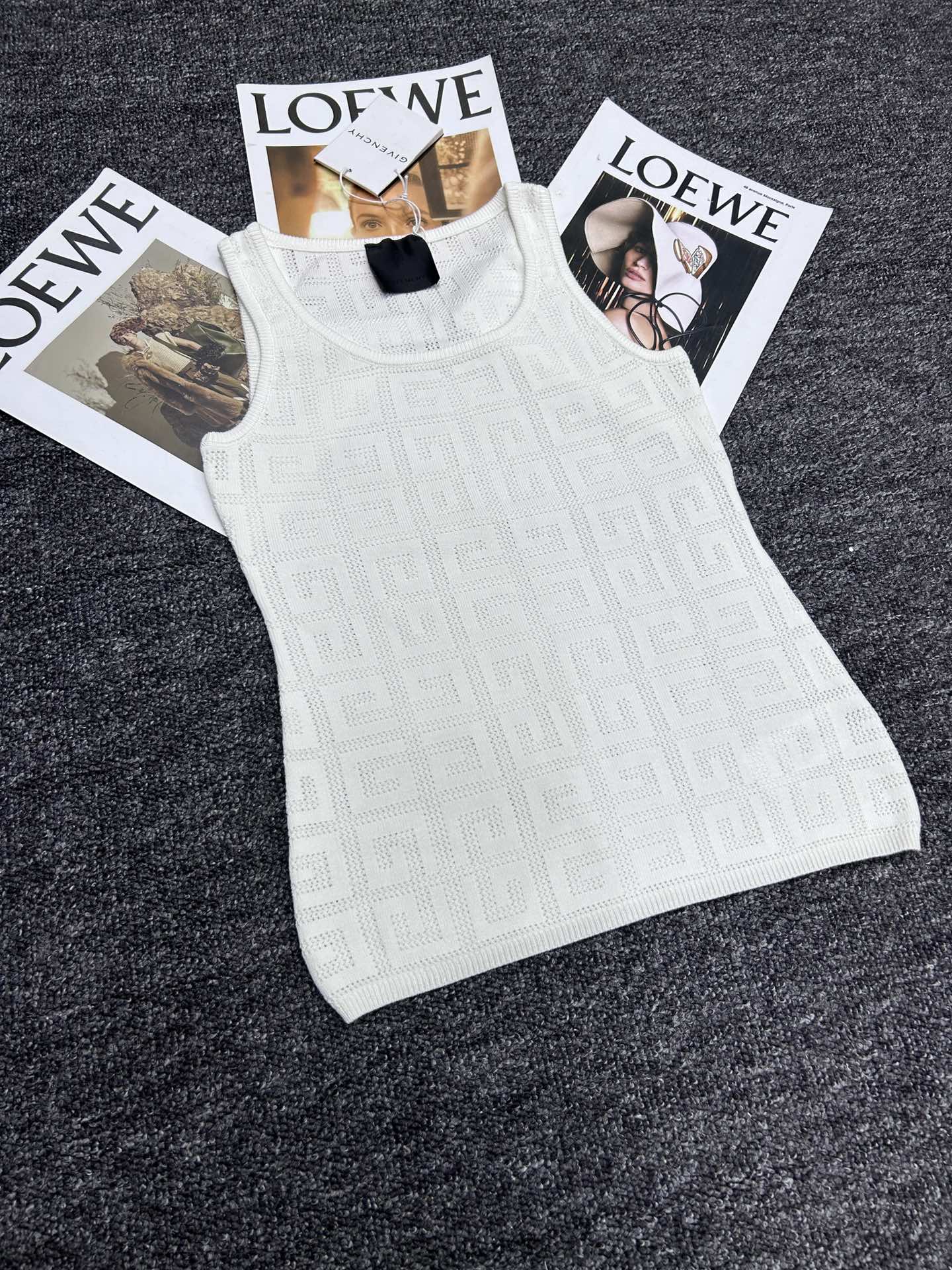 Elegant Fashion: Original Scavenging Female Suit with GIVENCHY and Vanhish Emptiness Vest - 图片 3