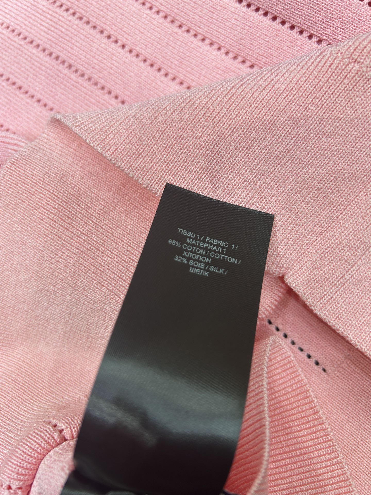 Balmain-Packed Depth Pins with Gold “Coin” Detail on V-Neck Tie-In - 图片 9