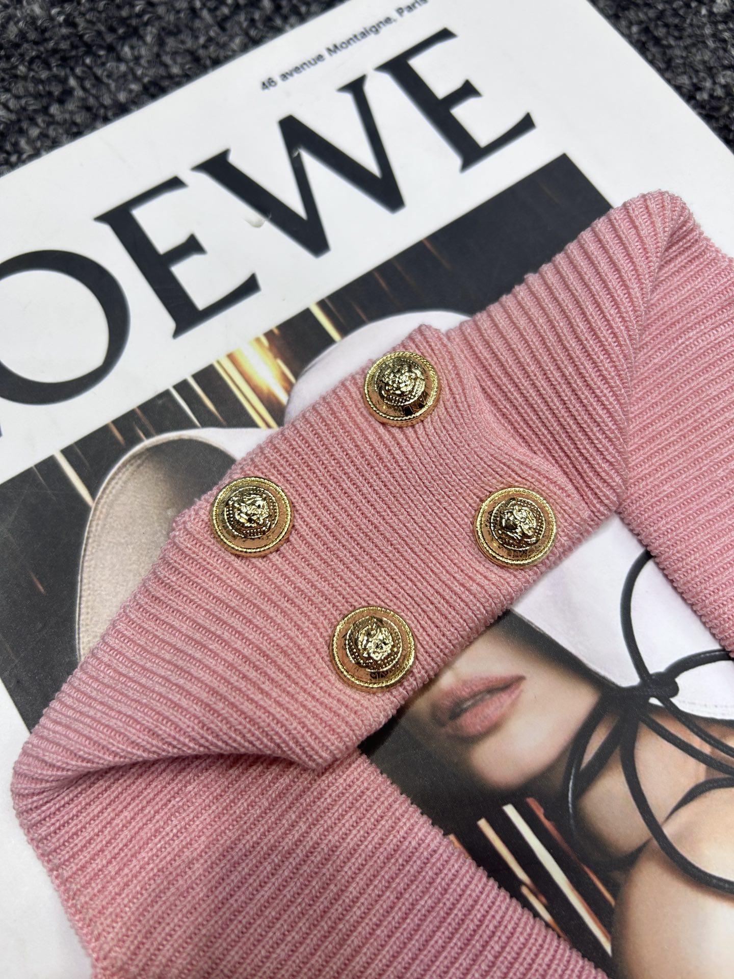 Balmain-Packed Depth Pins with Gold “Coin” Detail on V-Neck Tie-In - 图片 6