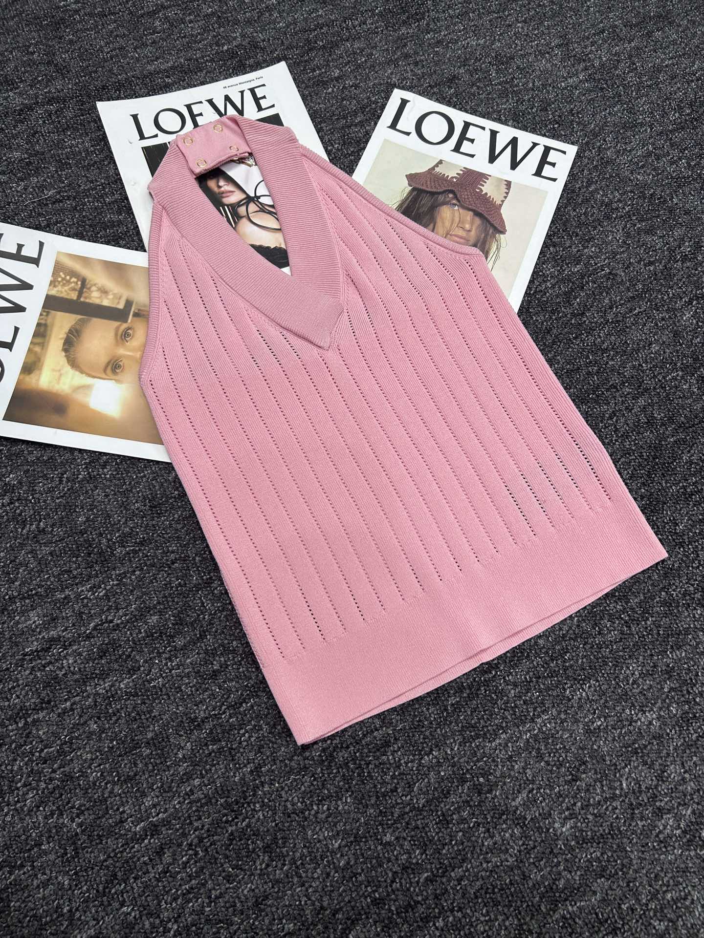 Balmain-Packed Depth Pins with Gold “Coin” Detail on V-Neck Tie-In - 图片 3