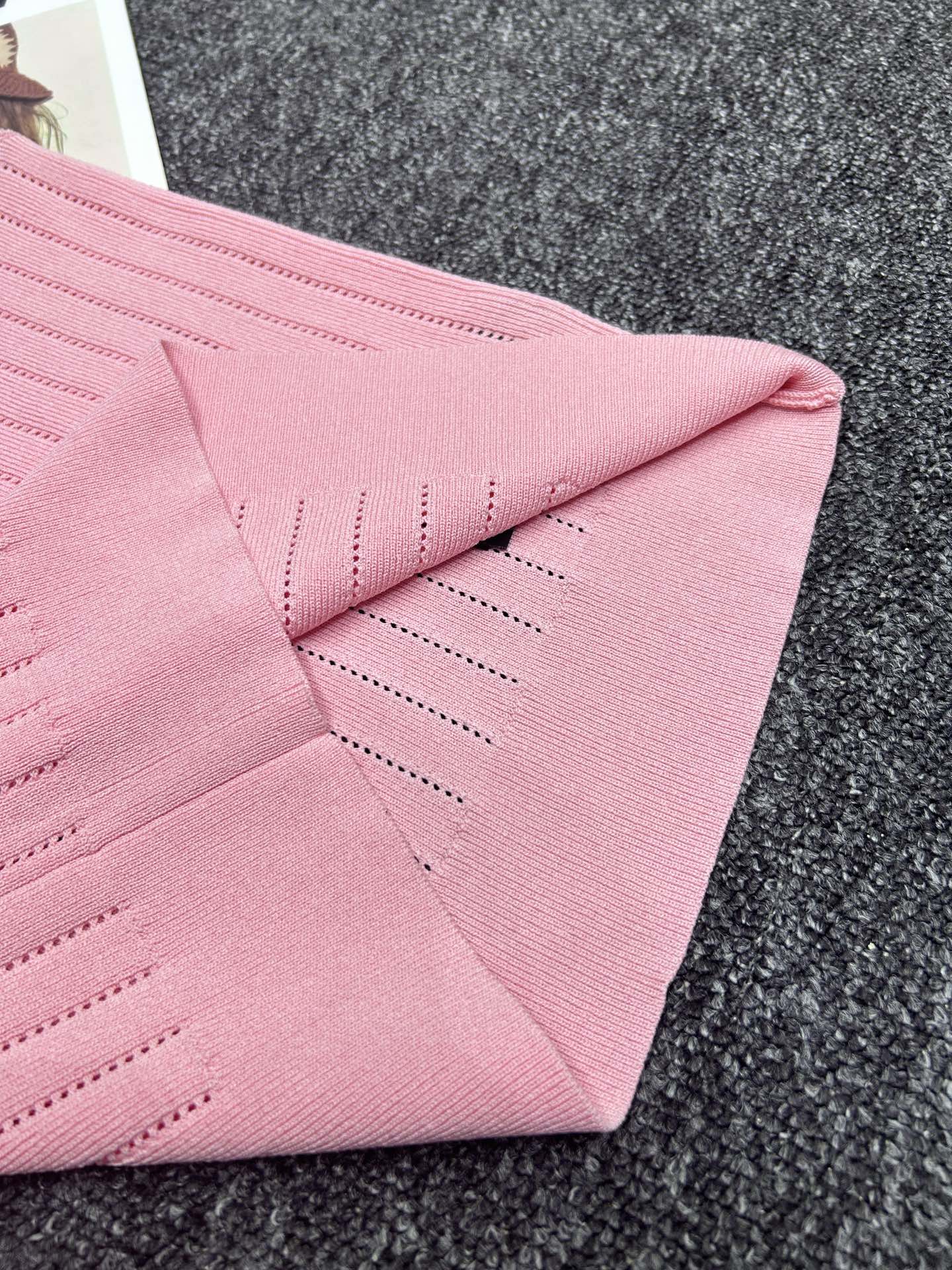 Balmain-Packed Depth Pins with Gold “Coin” Detail on V-Neck Tie-In - 图片 7