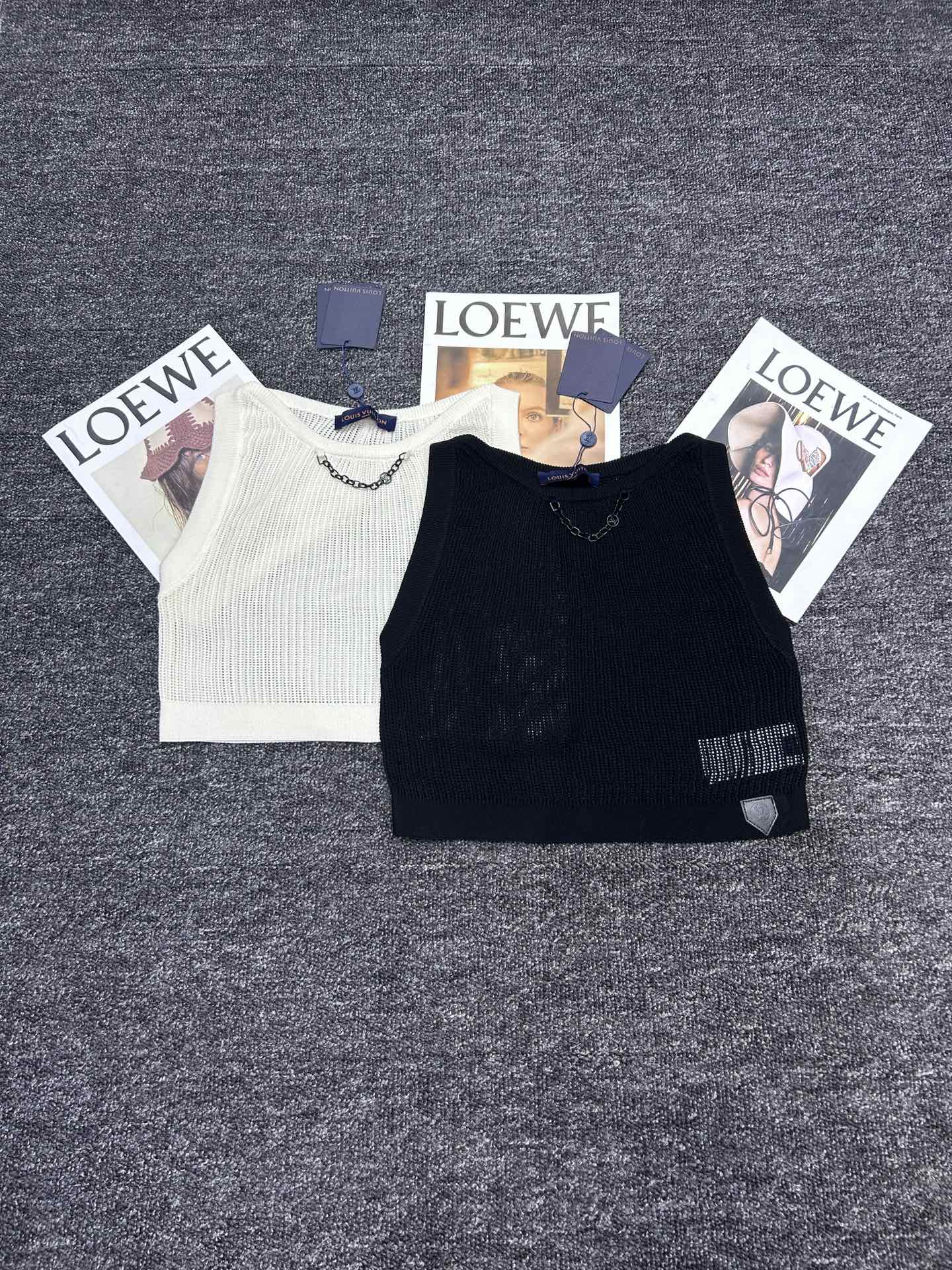 NO:330580,The original single ruthless women's clothing with packaging LV new women's clothing is coming!  Hollow knitted vest, neckline and chain decoration are unique, leather logos show brand charm. Simple and fashionable, showing elegant temperament. Three codes and two colors. In stock, louis vuitton, alexander wang19860909原单狠货女装 配包装LV新款女装来袭！镂空针织背心,领口链条装饰别致,皮质logo彰显品牌魅力.简约时尚,尽显优雅气质.三码两色 现货供应,,louis vuitton,alexander wang,Women's clothing