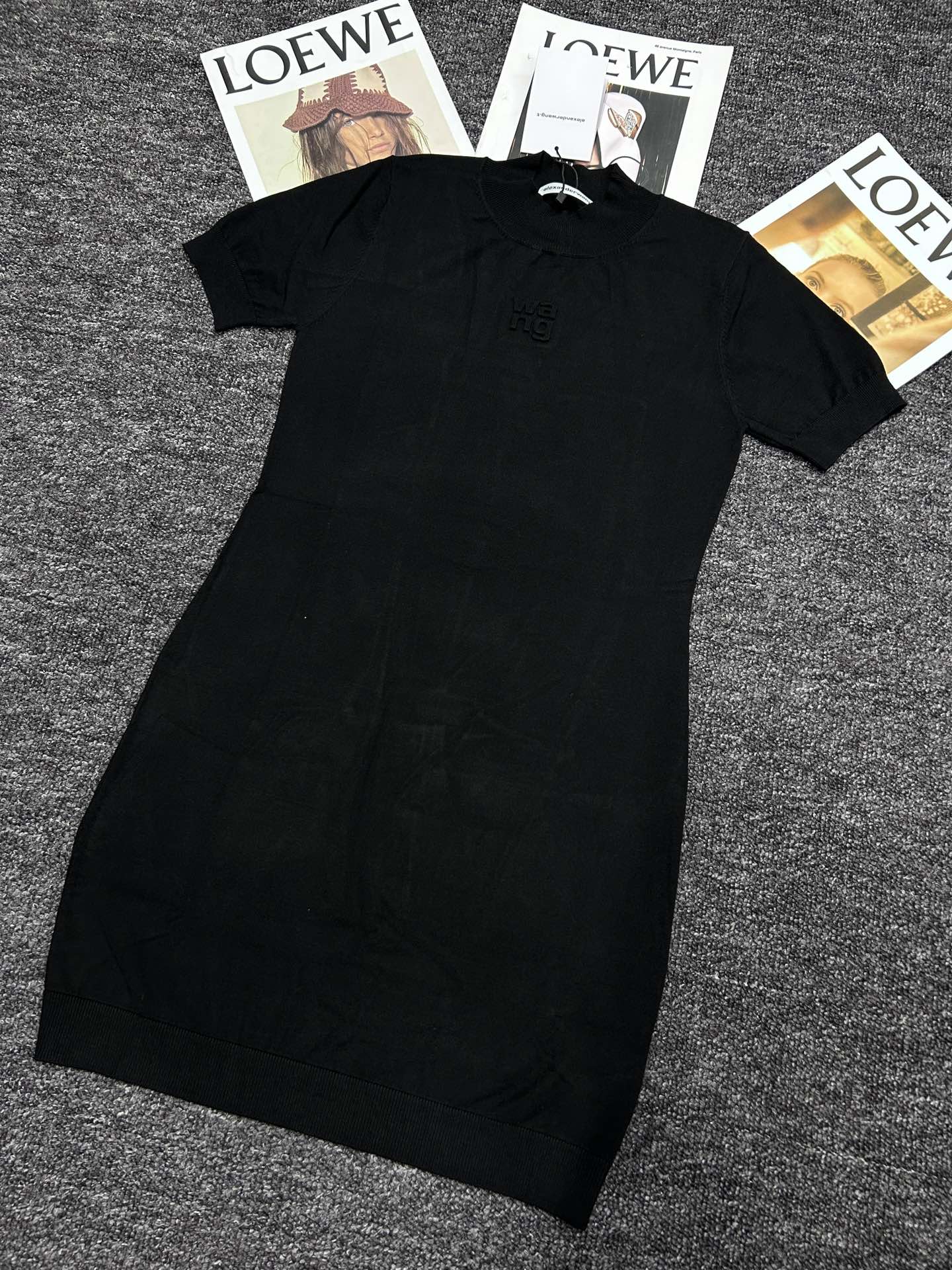 “Women’s Fashion Upgrade: Wang & Alexander’s Elegant Short-Sleeved Dress with Tweaked Flower Design” - 图片 3