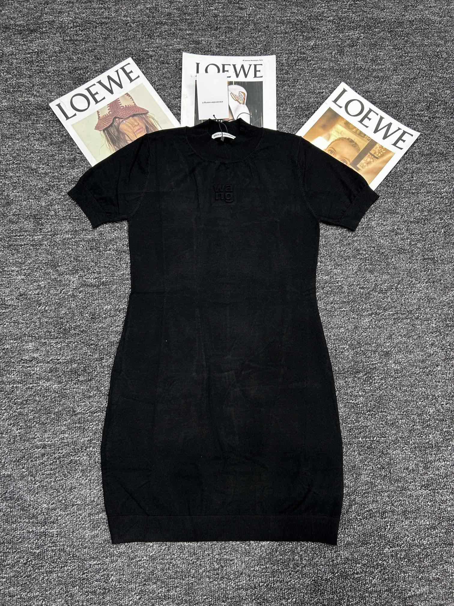 “Women’s Fashion Upgrade: Wang & Alexander’s Elegant Short-Sleeved Dress with Tweaked Flower Design” - 图片 2