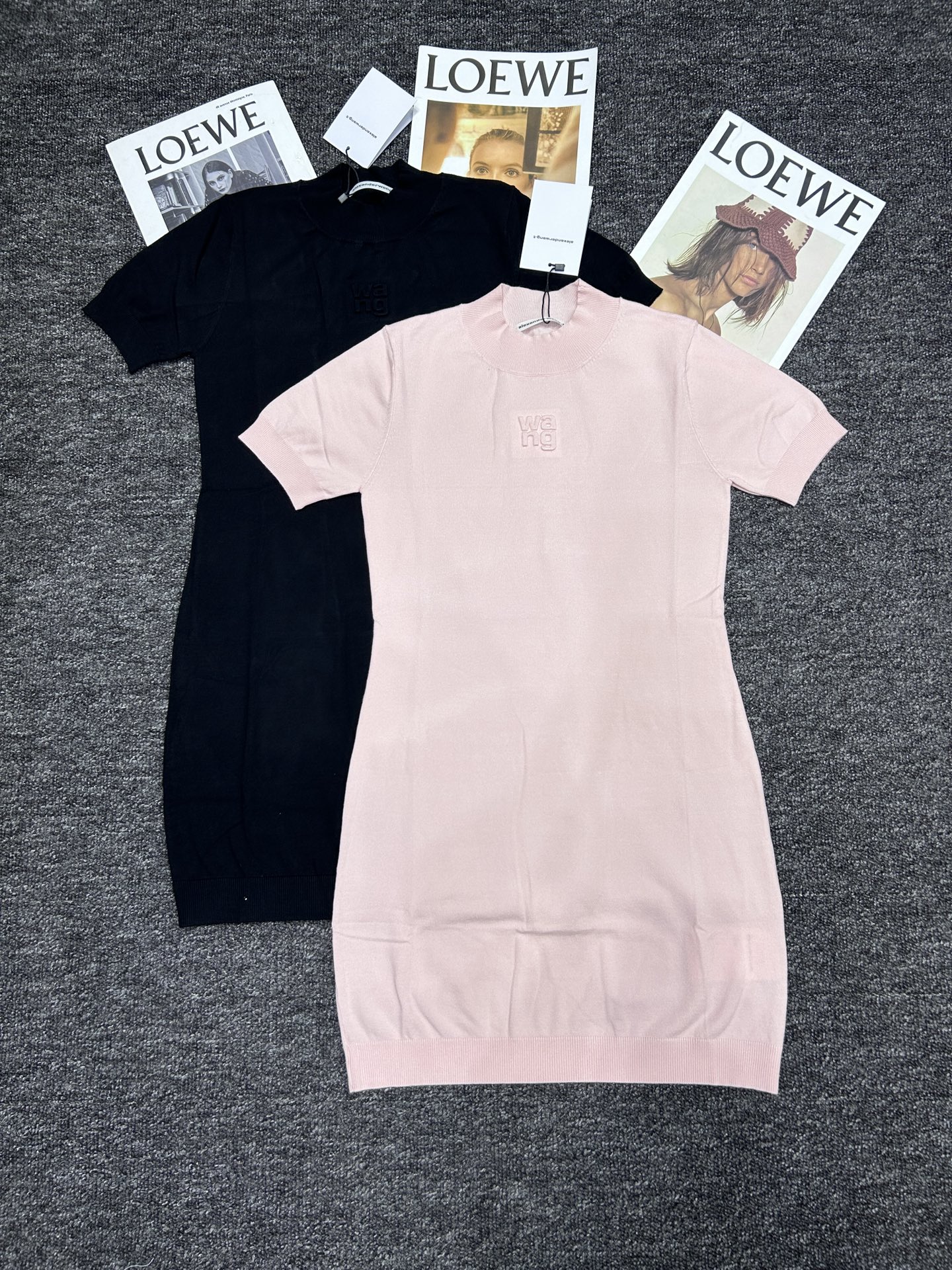 “Wang & Alexander’s Elegant Short-Sleeved Dress with Tweaked Flower Design” - 图片 1