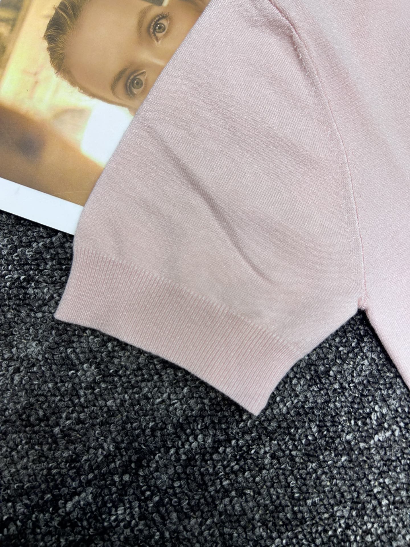 “Wang & Alexander’s Elegant Short-Sleeved Dress with Tweaked Flower Design” - 图片 5