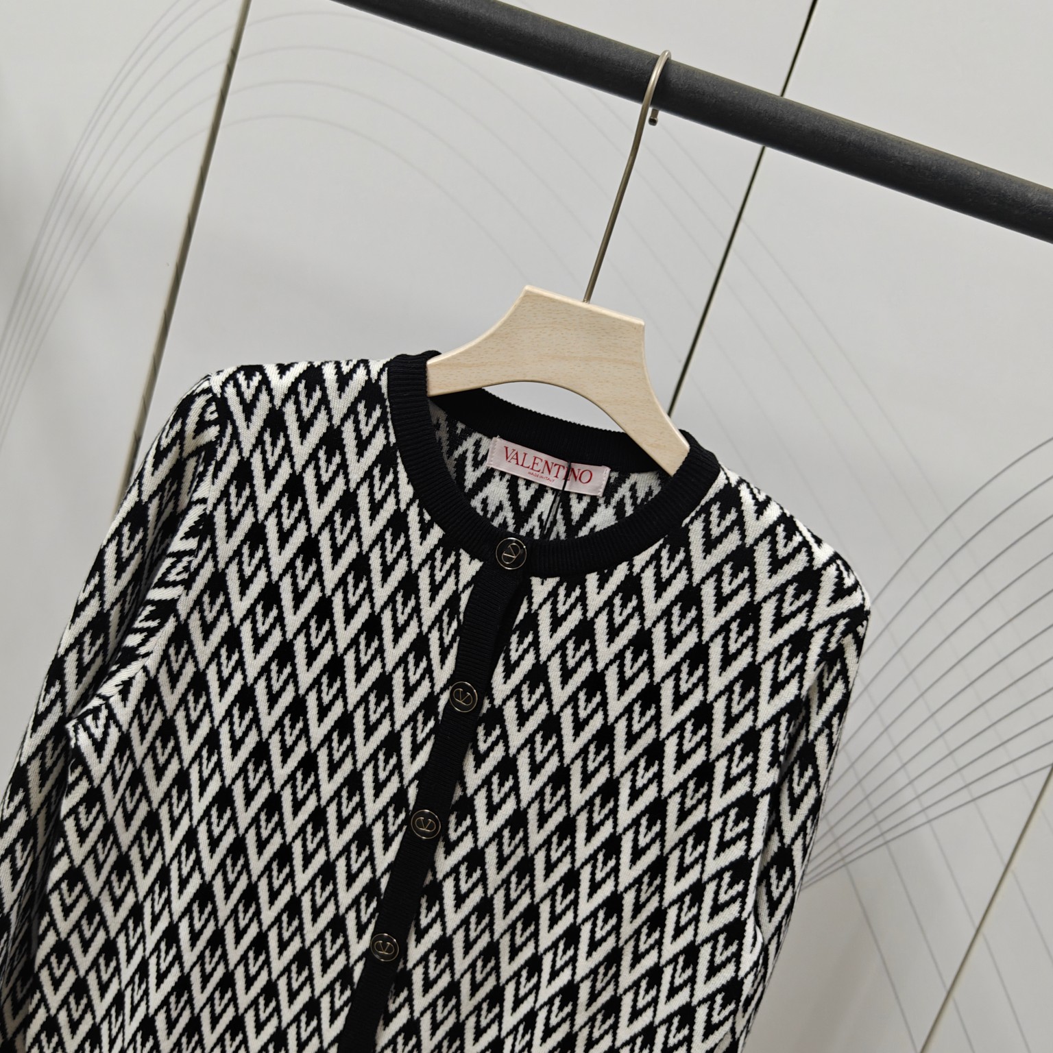 Elegant Valentino Dress for Bad Girl: Letter-Filled Collar Design, Easy to Wear - 图片 4