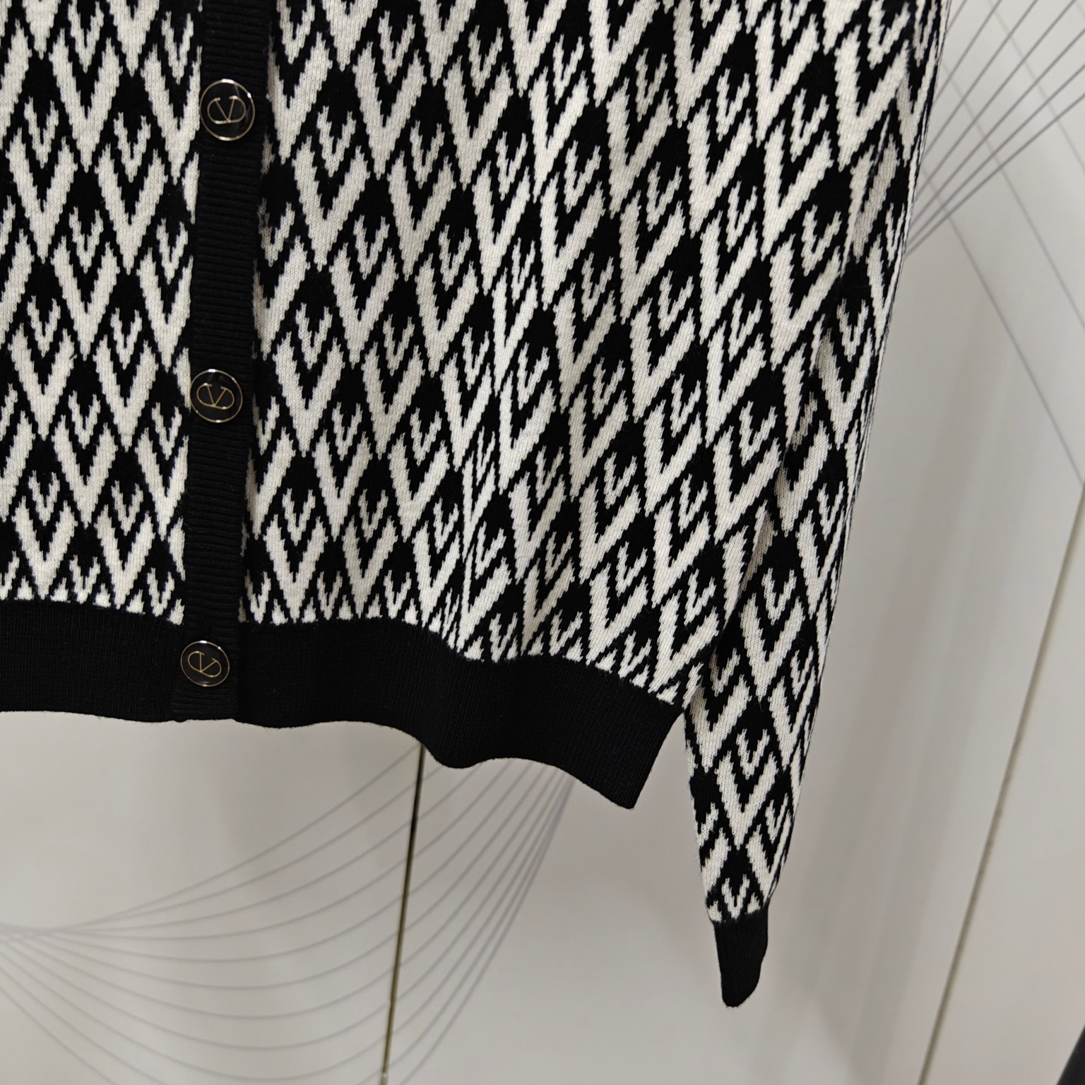 Elegant Valentino Dress for Bad Girl: Letter-Filled Collar Design, Easy to Wear - 图片 6