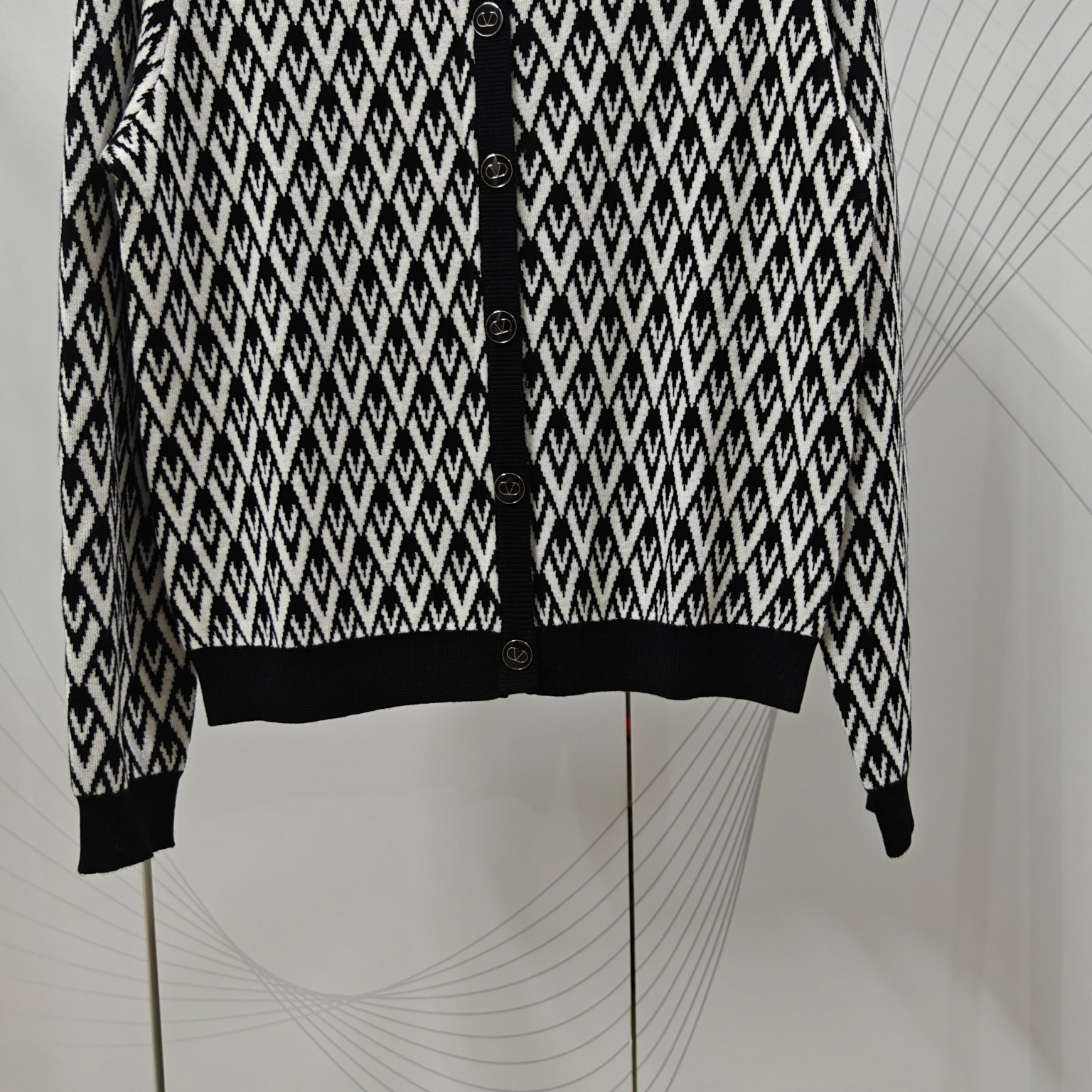 Elegant Valentino Dress for Bad Girl: Letter-Filled Collar Design, Easy to Wear - 图片 5