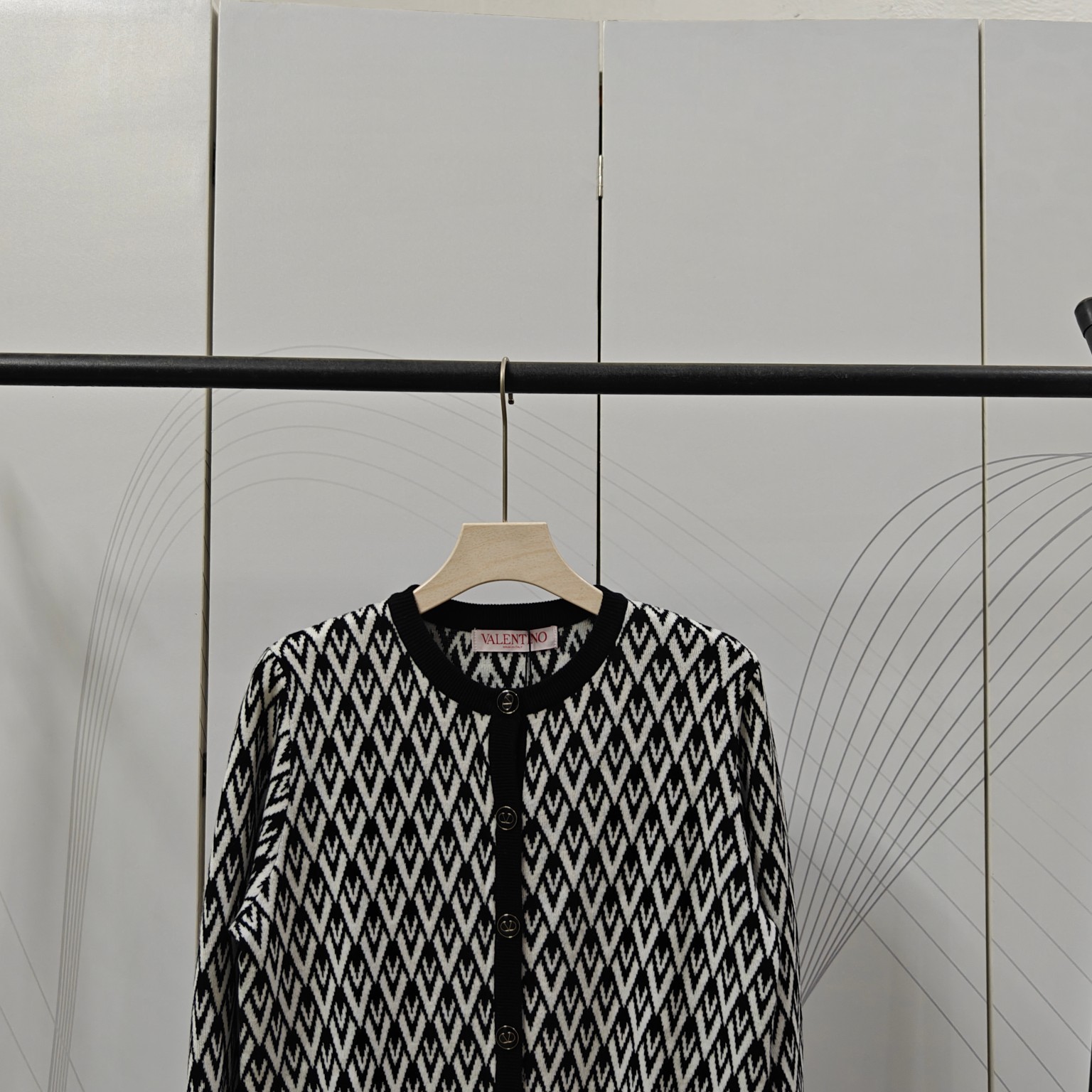 Elegant Valentino Dress for Bad Girl: Letter-Filled Collar Design, Easy to Wear - 图片 3