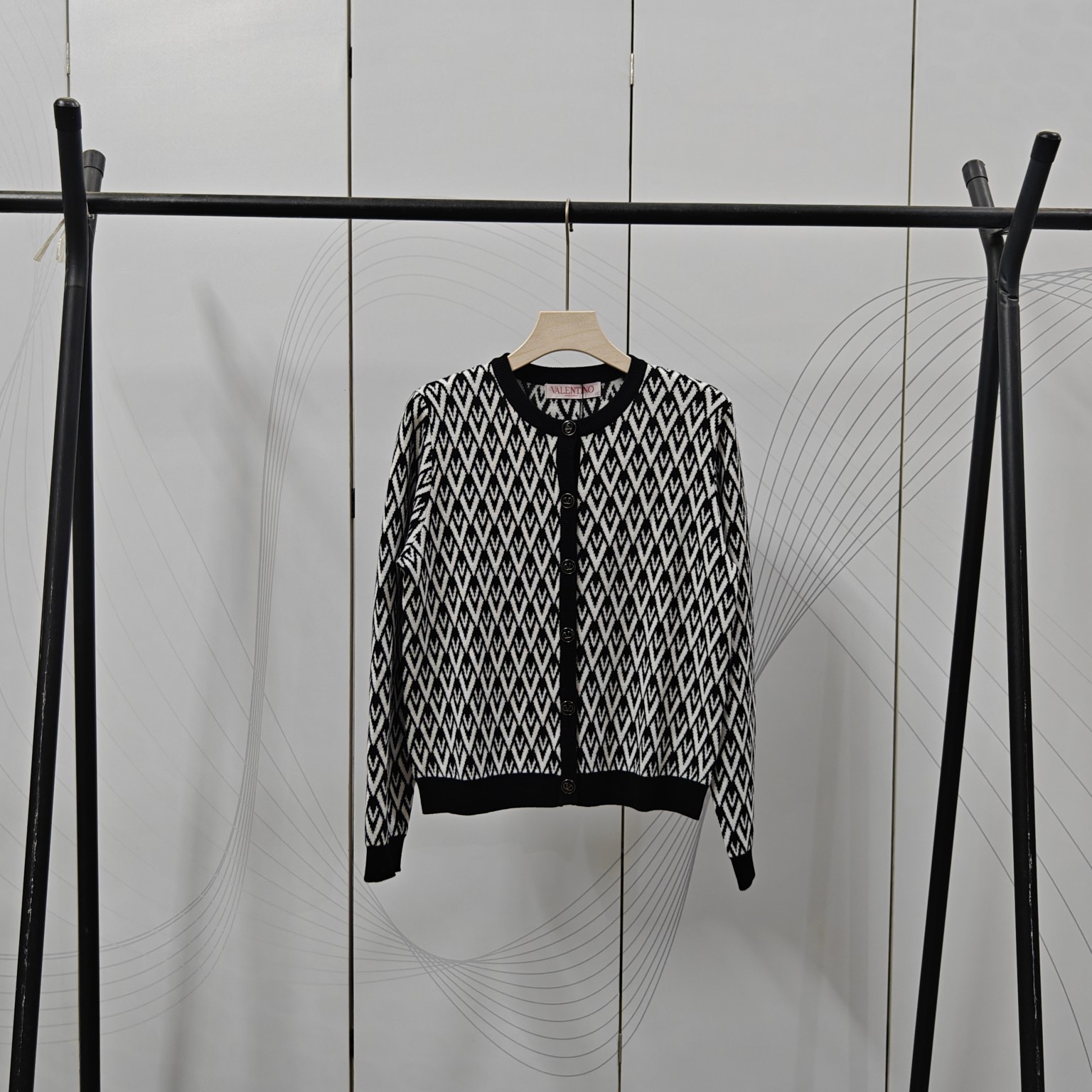 Elegant Valentino Dress for Bad Girl: Letter-Filled Collar Design, Easy to Wear - 图片 1