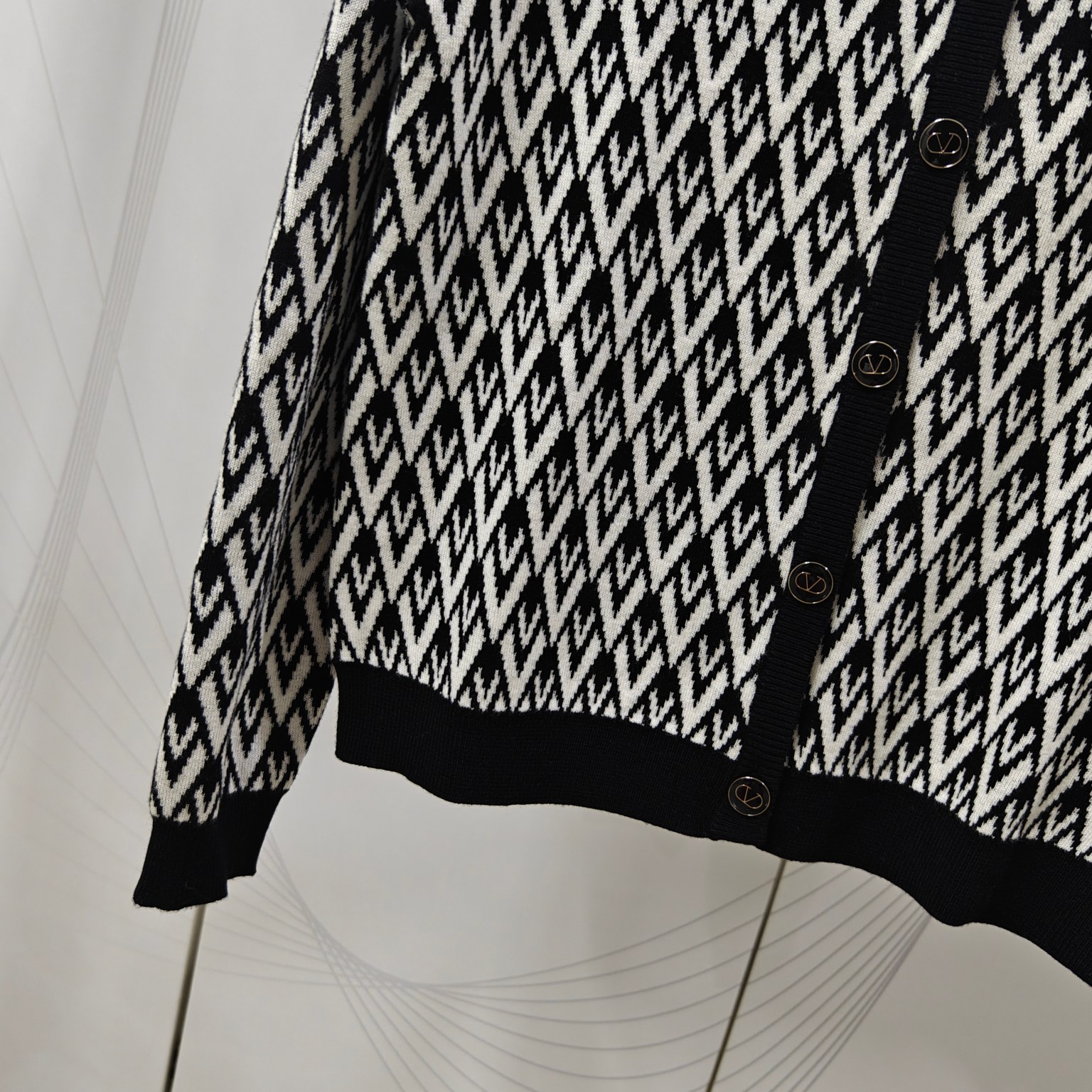 Elegant Valentino Dress for Bad Girl: Letter-Filled Collar Design, Easy to Wear - 图片 7