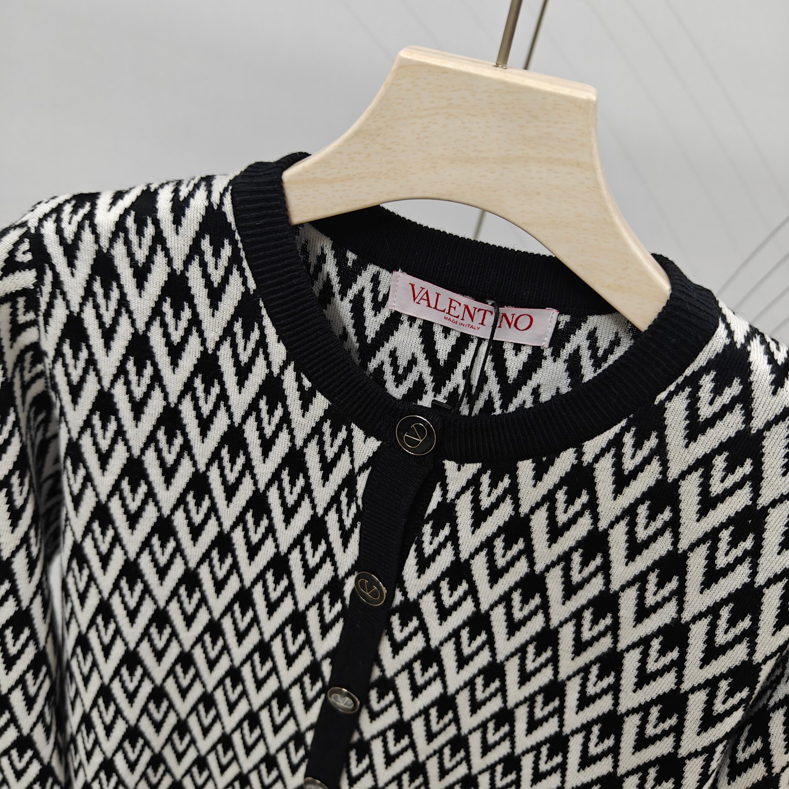 Elegant Valentino Dress for Bad Girl: Letter-Filled Collar Design, Easy to Wear - 图片 8