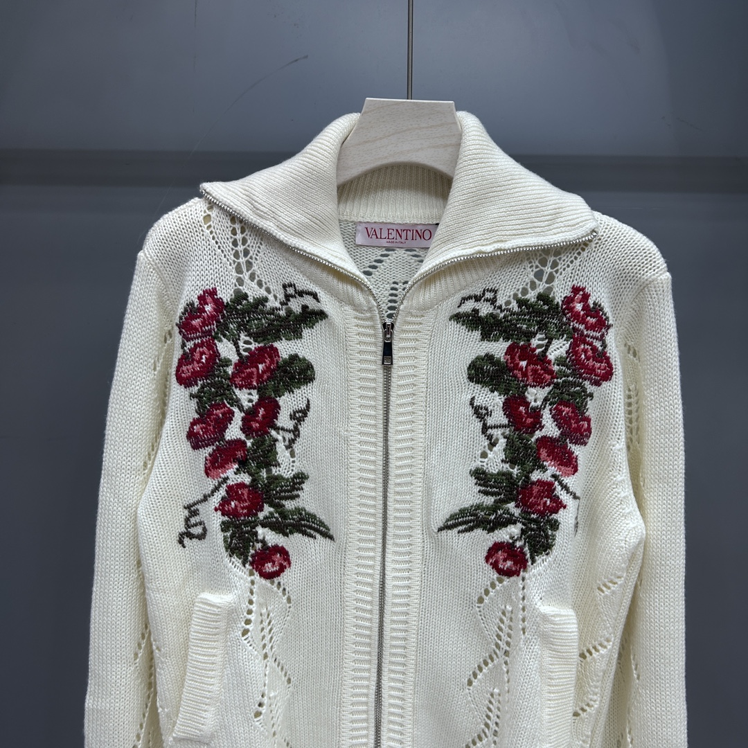Versatile P483 Dress with Valentino’s Long-Chained Shirts and Classic Prints - 图片 4