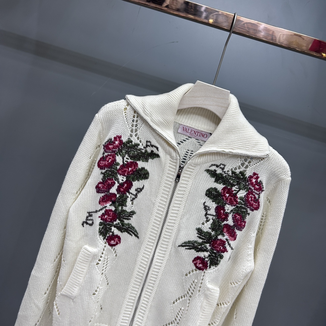 Versatile P483 Dress with Valentino’s Long-Chained Shirts and Classic Prints - 图片 3