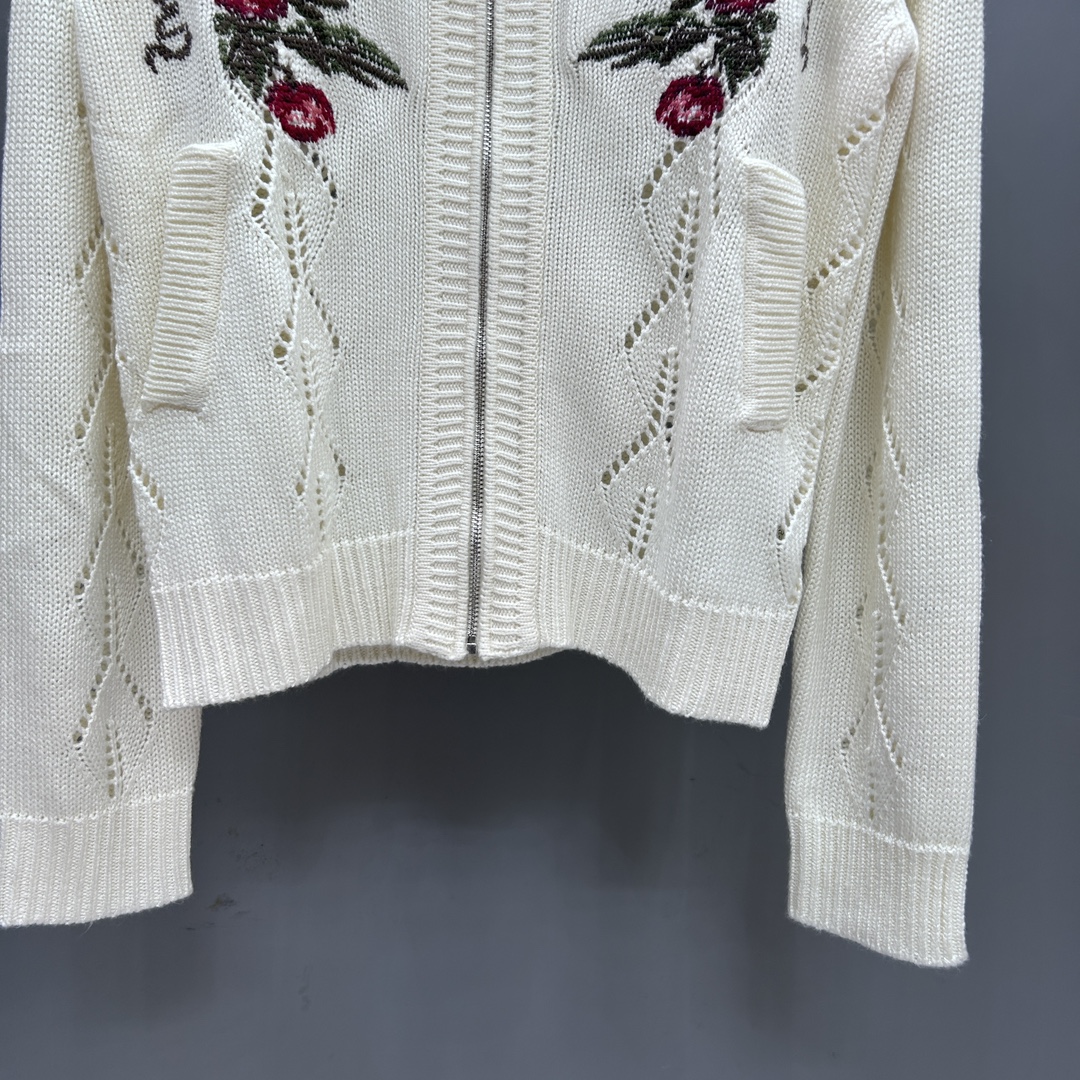 Versatile P483 Dress with Valentino’s Long-Chained Shirts and Classic Prints - 图片 8