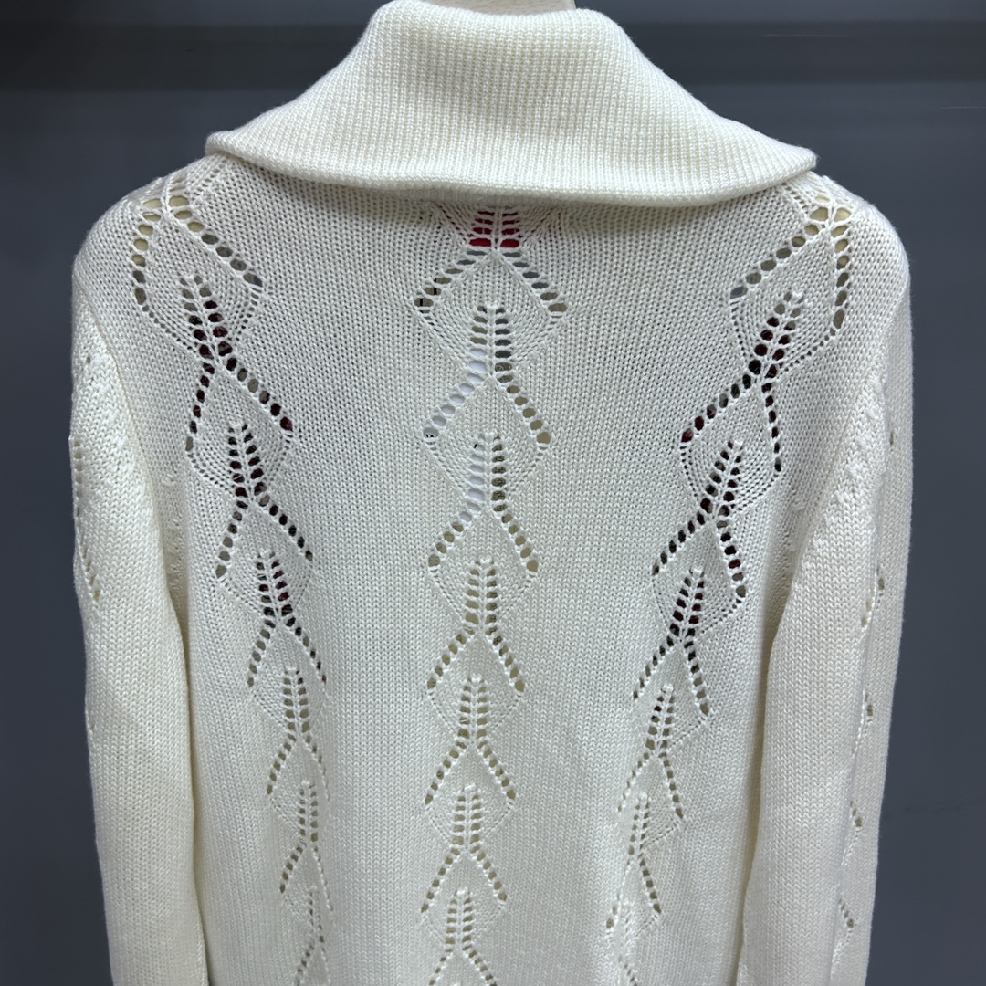 Versatile P483 Dress with Valentino’s Long-Chained Shirts and Classic Prints - 图片 5