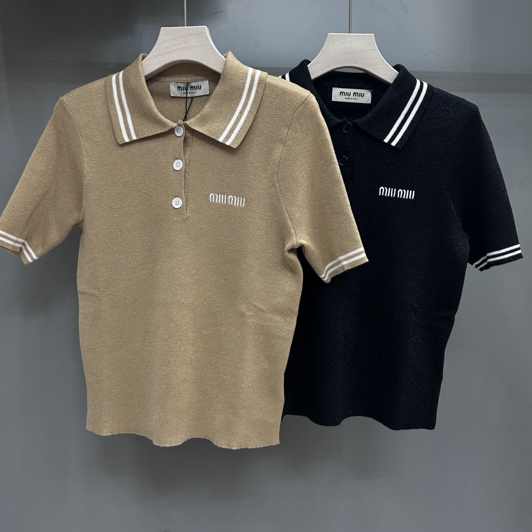 NO:330597,Original single ruthless women's clothing. The packaging lens quickly scans the exquisite women's clothing and is frozen on MIUMIU short sleeves. The picture shows gold-line letter embroidered lapels, and the details are clearly visible. Simple short-sleeved design, elegant and extraordinary, showing high-end texture, three-code and two-color spot supply, miumiu, T-shirt, alexander wang19860909原单狠货女装 配包装镜头快速扫过精致女装,定格在MIUMIU短袖上.画面展示金线字母刺绣翻领,细节清晰可见.简约短袖设计,优雅不凡,尽显高端质感三码两色现货供应,,miumiu,T-shirt,alexander wang,Women's clothing