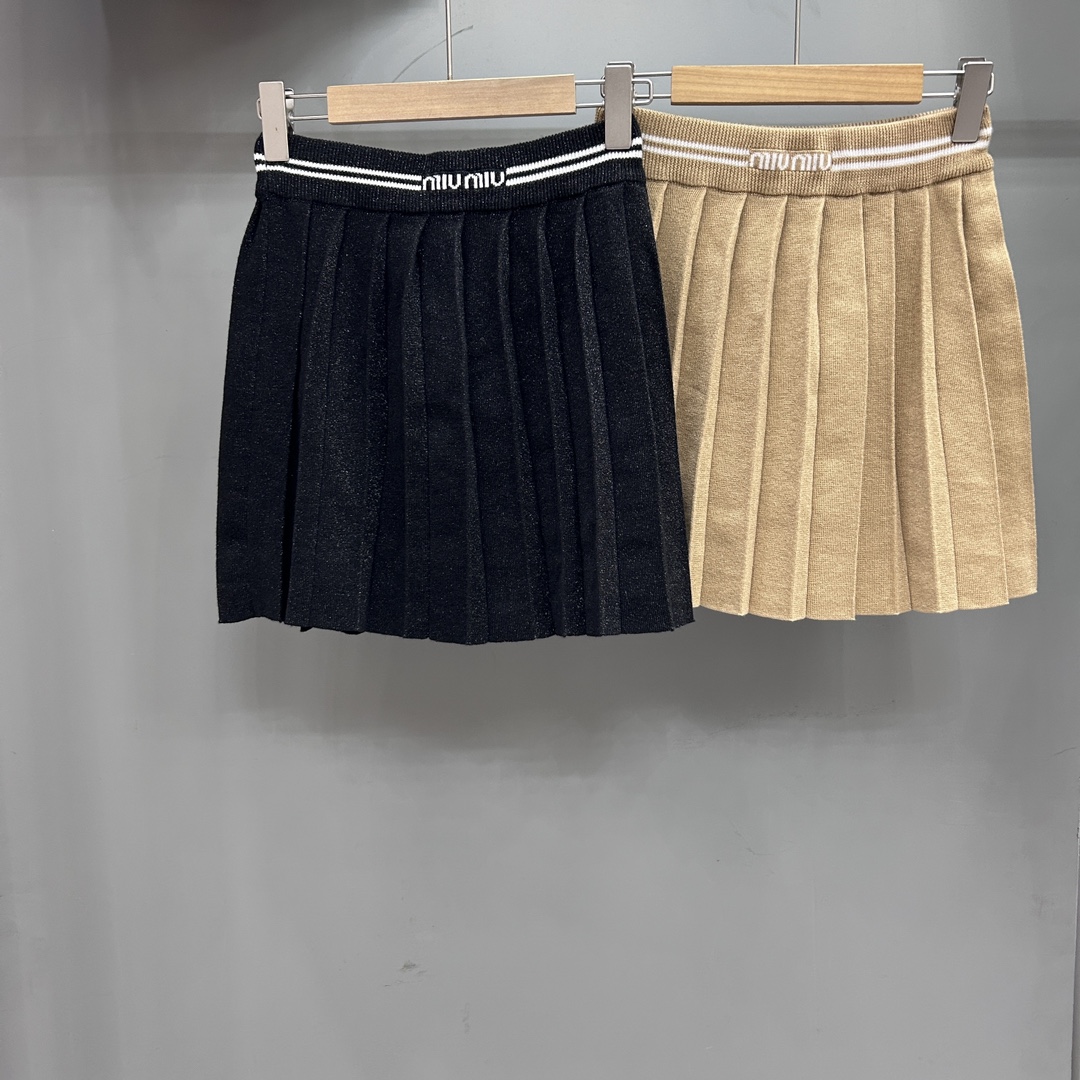 NO:330599,The original single ruthless women's clothing, new favorite with packaging women's clothing!  MIUMIU gold-line blended pleated short skirt, sparkling golden silk thread intertwined, elegant pleated design, showing high-end texture, short skirt length shows beautiful legs, fashion essential!  Three-code two-color spot supply, miumiu, skirts, alexander wang19860909原单狠货女装 配包装女装新宠！MIUMIU金线混纺百褶短裙,闪耀金色丝线交织,优雅百褶设计,尽显高级质感,短裙长度秀美腿,时尚必备！三码二色现货供应,,miumiu,skirts,alexander wang,Women's clothing