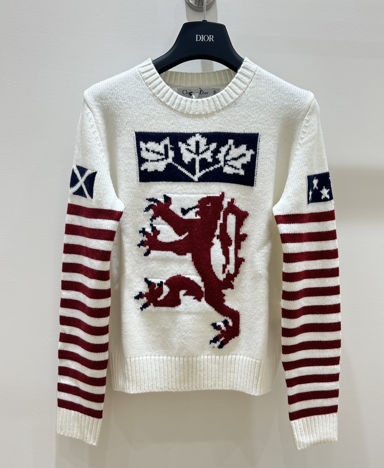 NO:314878,Dio* Di's home!  Special counter model!  Show style!  Contrast color striped design back embroidered letter logo pattern long-sleeved sweater!  Complete three standards!  S/M/L, shipped in stock!  (M size bust 90 garment length 55), dior, dior, sweaters, alexander wang19860909Dio*迪家！专柜款！走秀款！撞色条纹设计后背刺绣字母logo图案长袖毛衣！三标齐全！码数S/M/L,现货发！(M码胸围90衣长55),,dior,dior,sweaters,alexander wang,Women's clothing