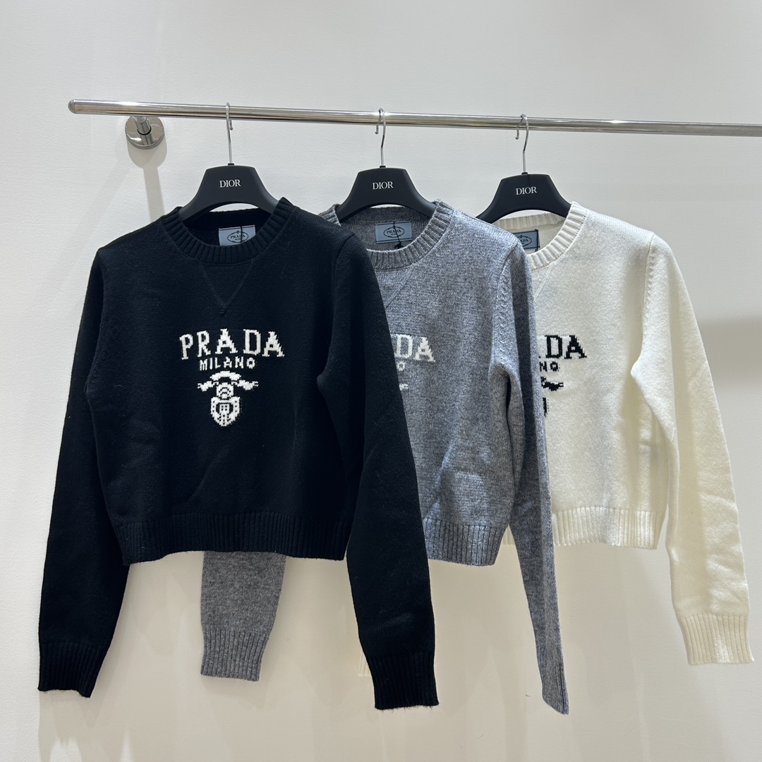 NO:306670,Pra Pu’s family!  Special counter model!  Higher version!  Letter logo pattern on chest with jacquard round neck short long-sleeved sweater!  Complete three standards!  Three colors!  S/M/L, shipped in stock!  (M size bust 92 length 46), prada, prada, sweaters, alexander wang19860909Pra普家！专柜款！高版本！胸前字母logo图案提花圆领短款长袖毛衣！三标齐全！三色！码数S/M/L,现货发！(M码胸围92衣长46),,prada,prada,sweaters,alexander wang,Women's clothing