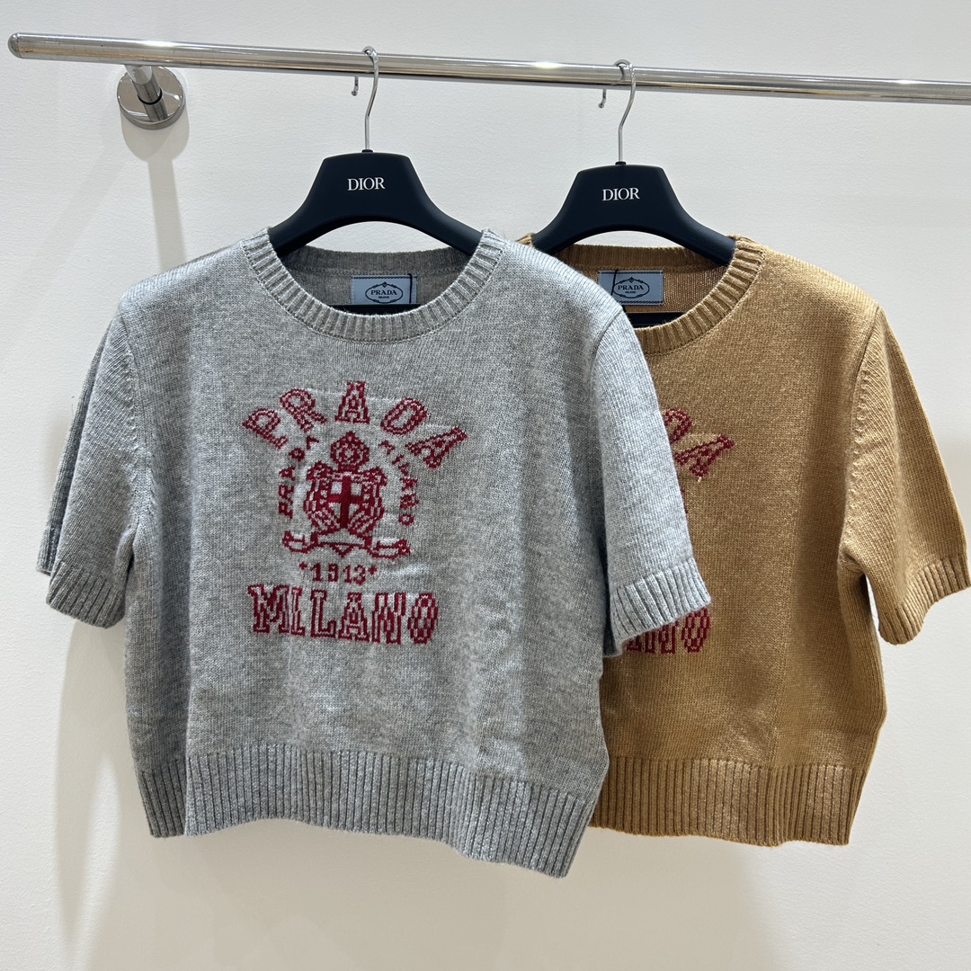 NO:313379,Pra Pu’s family!  Higher version!  Letter logo pattern on chest with jacquard round neck short short sleeve sweater!  Complete three standards!  Two colors!  S/M/L, shipped in stock!  (M size bust 96 length 44), prada, prada, sweaters, T-shirt, alexander wang19860909Pra普家！高版本！胸前字母logo图案提花圆领短款短袖毛衣！三标齐全！两色！码数S/M/L,现货发！(M码胸围96衣长44),,prada,prada,sweaters,T-shirt,alexander wang,Women's clothing