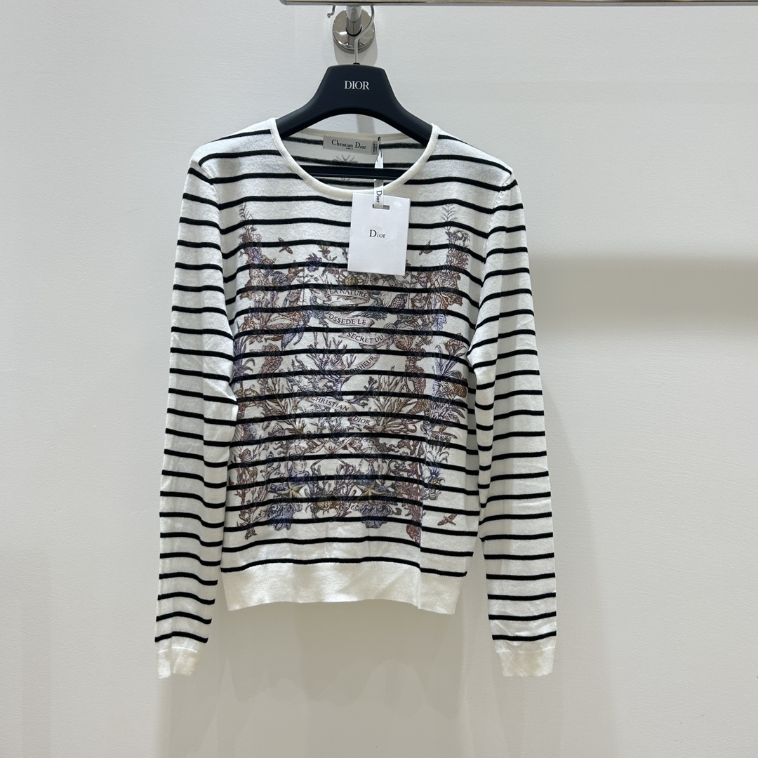 NO:311315,Dior striped mid-color sweater, full of printed design, round neck simple and fashionable, showing elegant temperament, a must-have item in spring!  Complete three standards!  S/M/L, shipped in stock!  (M size bust 96 length 57), dior, dior, alexander wang19860909Dior迪奥条纹间色针织衫,满身印花设计,圆领简约时尚,尽显优雅气质,春季必备单品！三标齐全！码数S/M/L,现货发！(M码胸围96衣长57),,dior,dior,alexander wang,Women's clothing
