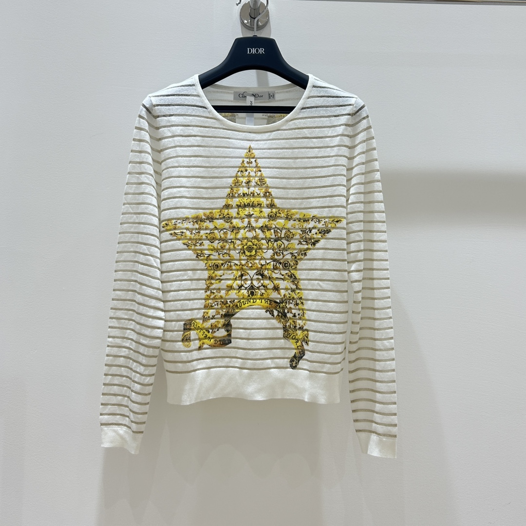 NO:311321,Dio*Dio Classic is coming!  Five-pointed stars with gold lines and stripes intertwined, long-sleeved knitted show elegance, new favorite for women's clothing, simple but luxurious, a must-have item for fashion experts. Three standards are complete!  S/M/L, shipped in stock!  (M size bust 94 length 57), dior, dior, alexander wang19860909Dio*迪奥经典来袭！金线条纹交织五角星,长袖针织尽显优雅,女装新宠,简约而不失奢华感,时尚达人必备单品.三标齐全！码数S/M/L,现货发！(M码胸围94衣长57),,dior,dior,alexander wang,Women's clothing