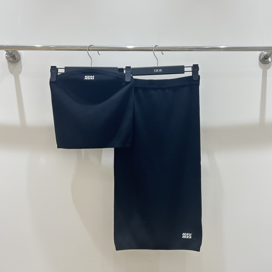 NO:666294,[New women's clothing] Simple and elegant miumiu letter jacquard mid-length skirt, with fashionable letter elements intertwined in exquisite jacquard, and elegant skirt, showing the feminine charm of women, not to be missed!  ,,miumiu,skirts, 19860909【新款女装上新】简洁优雅的miumiu字母提花半身长裙,时尚字母元素交织精致提花,裙摆飘逸,尽显女性柔美魅力,不容错过！,,miumiu,skirts, ,Women's clothing