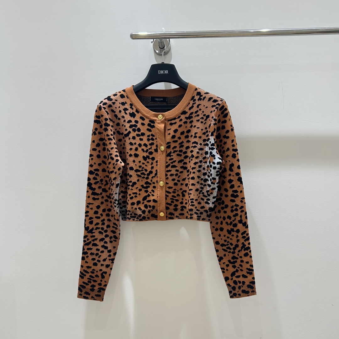 NO:309792,Ver Versace!  Special counter model!  Customized metal button leopard pattern jacquard round neck short cardigan top!  Complete three standards!  S/M/L, shipped in stock!  (M size bust 90 garment length 40), versace,alexander wang19860909Ver范思哲！专柜款！定制金属纽扣豹纹图案提花圆领短款开衫上衣！三标齐全！码数S/M/L,现货发！(M码胸围90衣长40),,versace,alexander wang,Women's clothing
