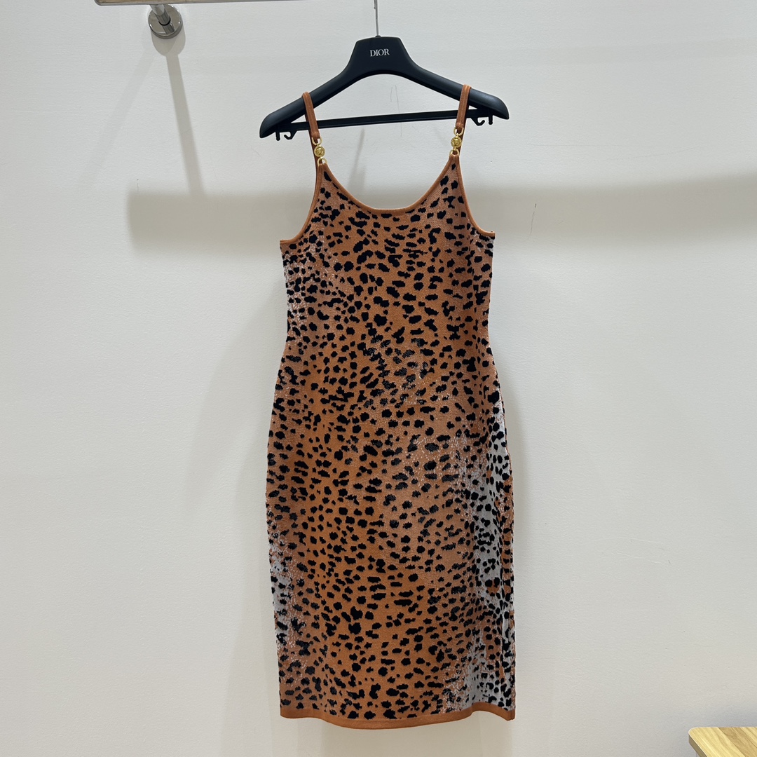 NO:309794,Ver Versace!  Special counter model!  Customized metal buckle leopard pattern jacquard suspender knit dress!  Complete three standards!  S/M/L, shipped in stock!  (M size bust 76 skirt length 85), versace, skirts, alexander wang19860909Ver范思哲！专柜款！定制金属搭扣豹纹图案提花吊带针织连衣裙！三标齐全！码数S/M/L,现货发！(M码胸围76裙长85),,versace,skirts,alexander wang,Women's clothing